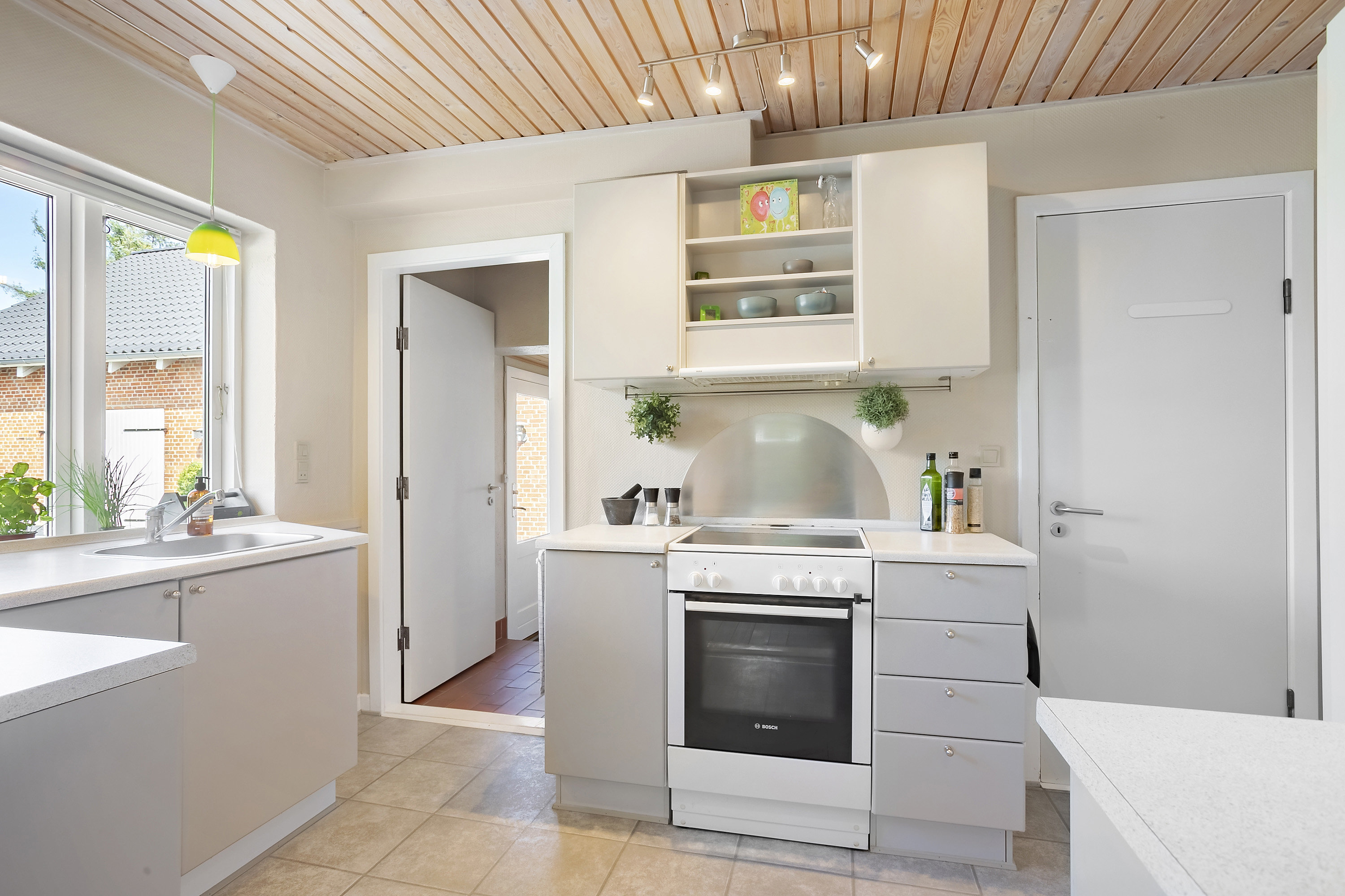 Fremhævet køkken billede i fuldskærmstilstand. Billede af Kronborgvej 14, Veerst, 6600 Vejen