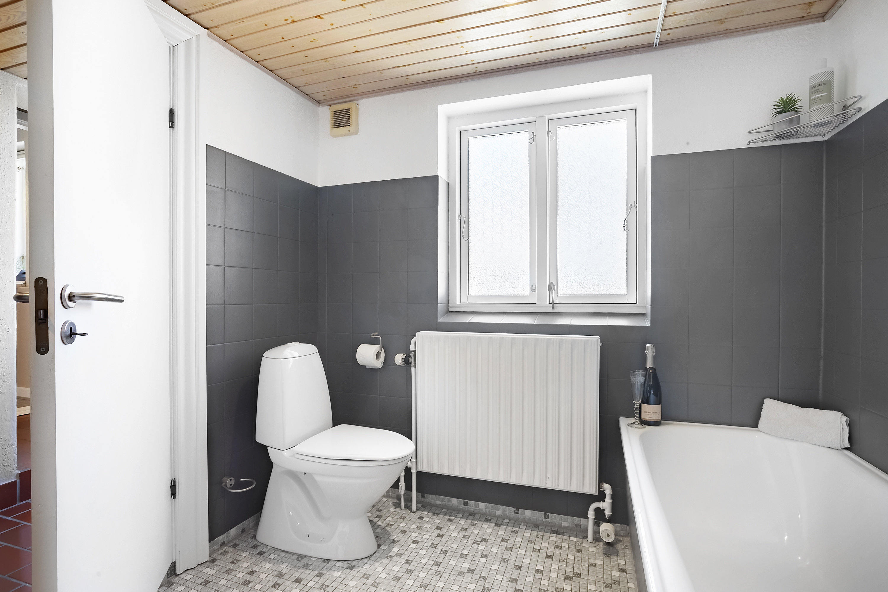 Fremhævet badeværelse billede i fuldskærmstilstand. Billede af Kronborgvej 14, Veerst, 6600 Vejen