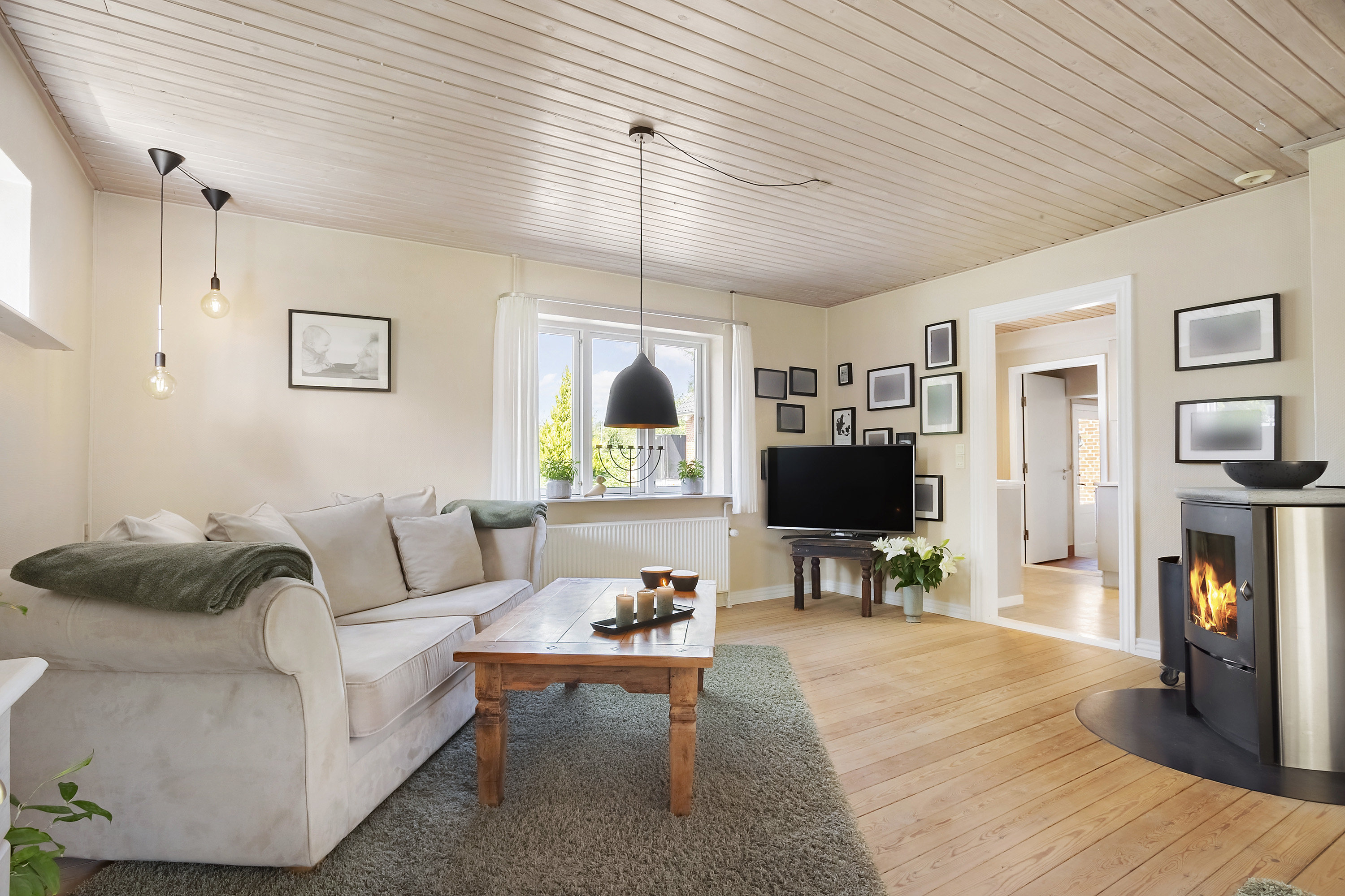 Fremhævet stue billede i fuldskærmstilstand. Billede af Kronborgvej 14, Veerst, 6600 Vejen