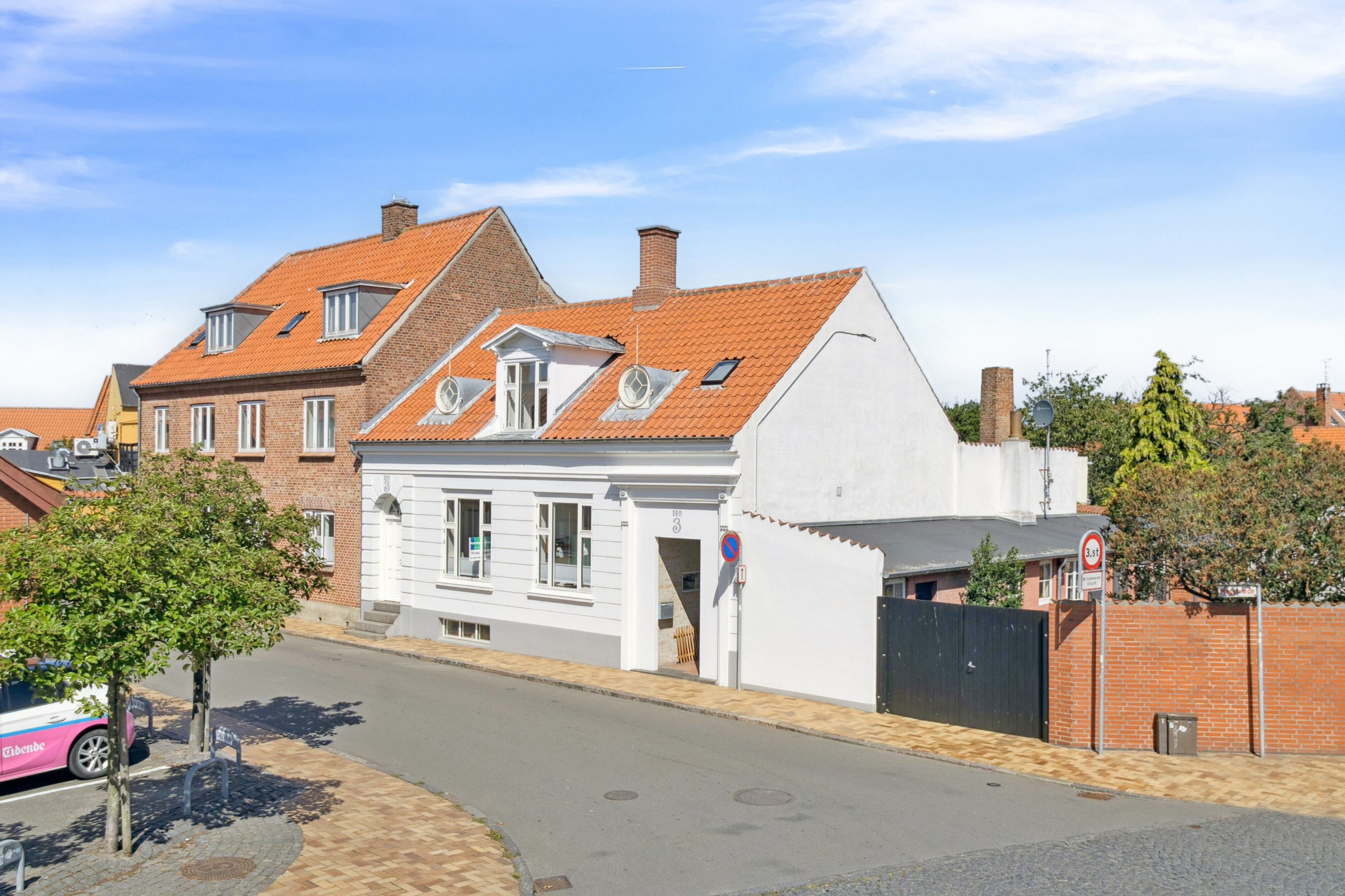 Fremhævet set fra vejen billede i fuldskærmstilstand. Billede af Magstræde 3, Rønne, 3700 Rønne