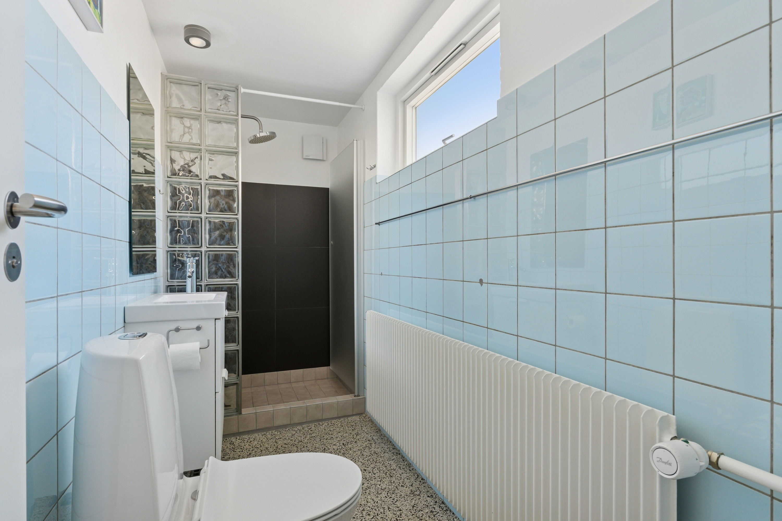 Fremhævet badeværelse billede i fuldskærmstilstand. Billede af Stormgade 13, Rønne, 3700 Rønne