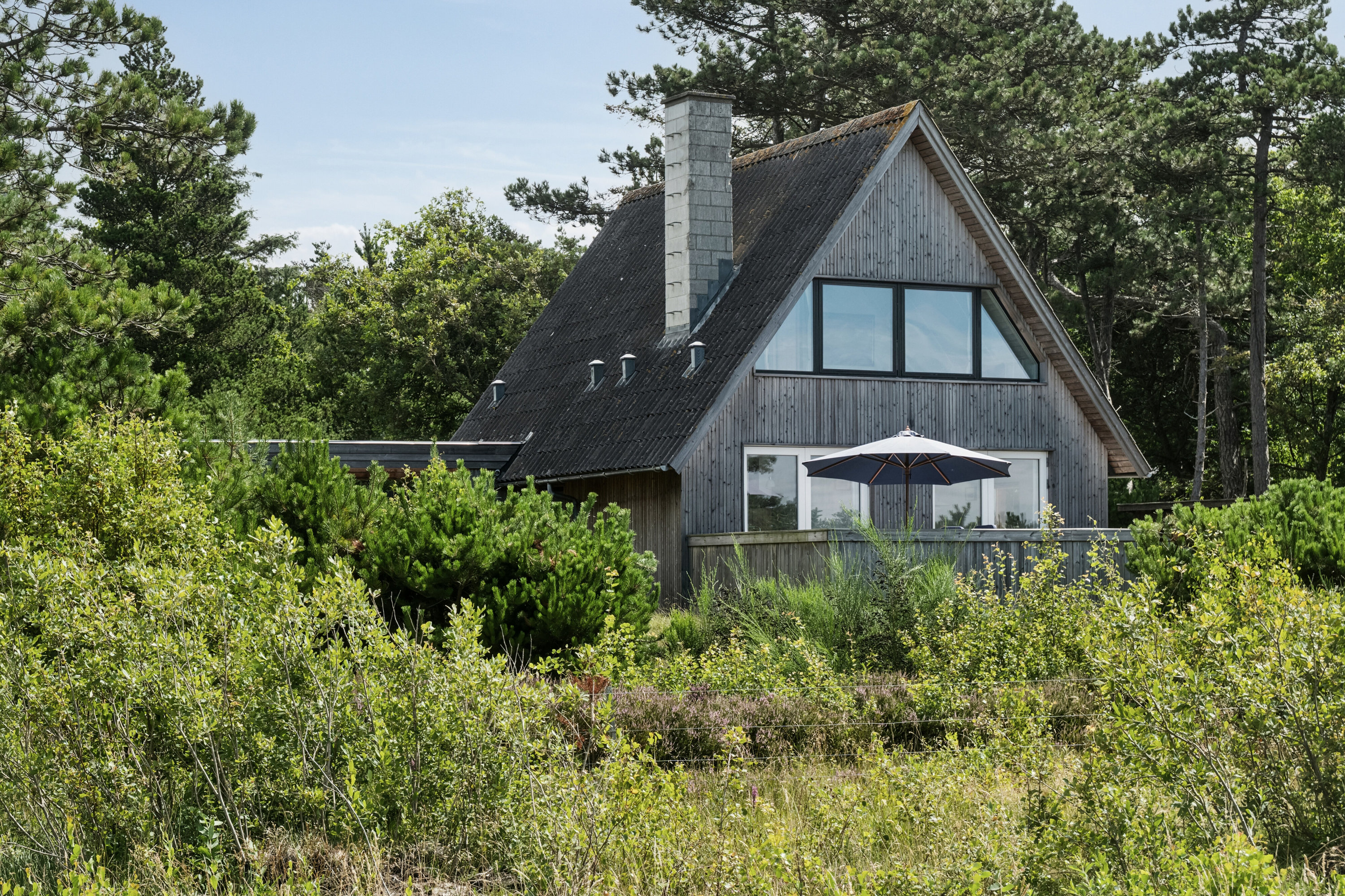 Fremhævet set fra haven billede i fuldskærmstilstand. Billede af Lysholmparken 53, Gudmindrup Lyng, 4573 Højby