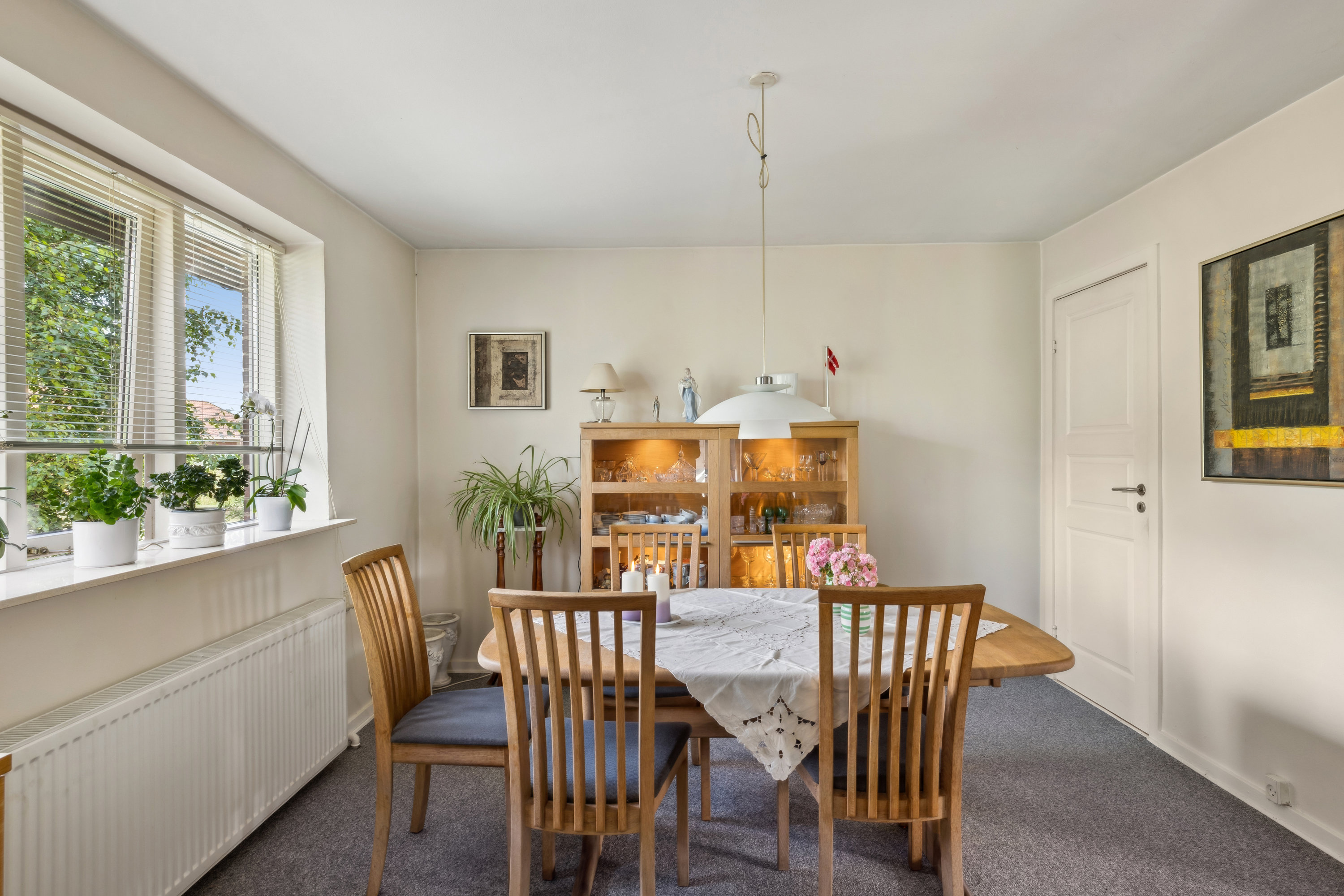 Fremhævet stue billede i fuldskærmstilstand. Billede af Nauhøjvej 12, Rostved, 8410 Rønde