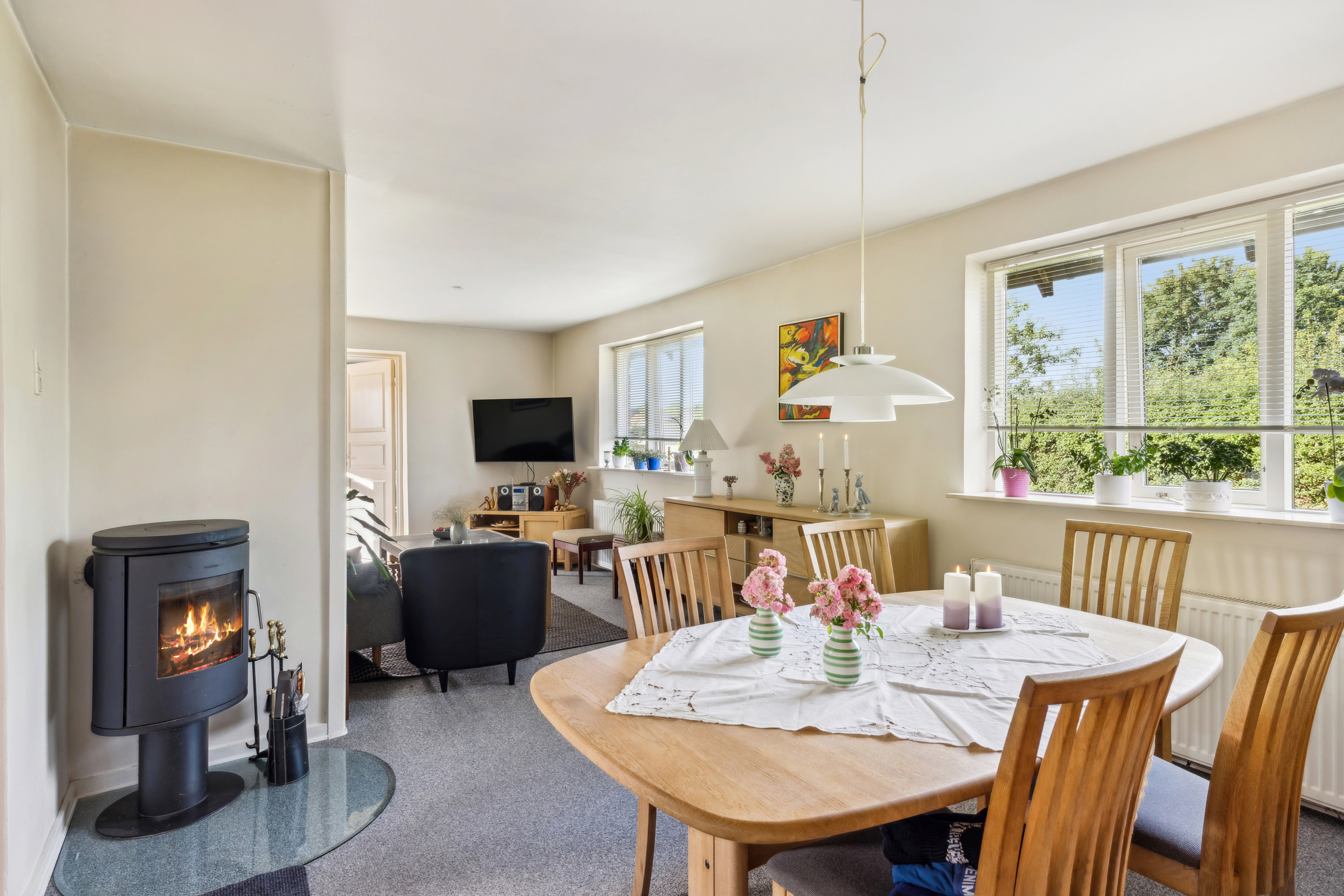 Fremhævet stue billede i fuldskærmstilstand. Billede af Nauhøjvej 12, Rostved, 8410 Rønde