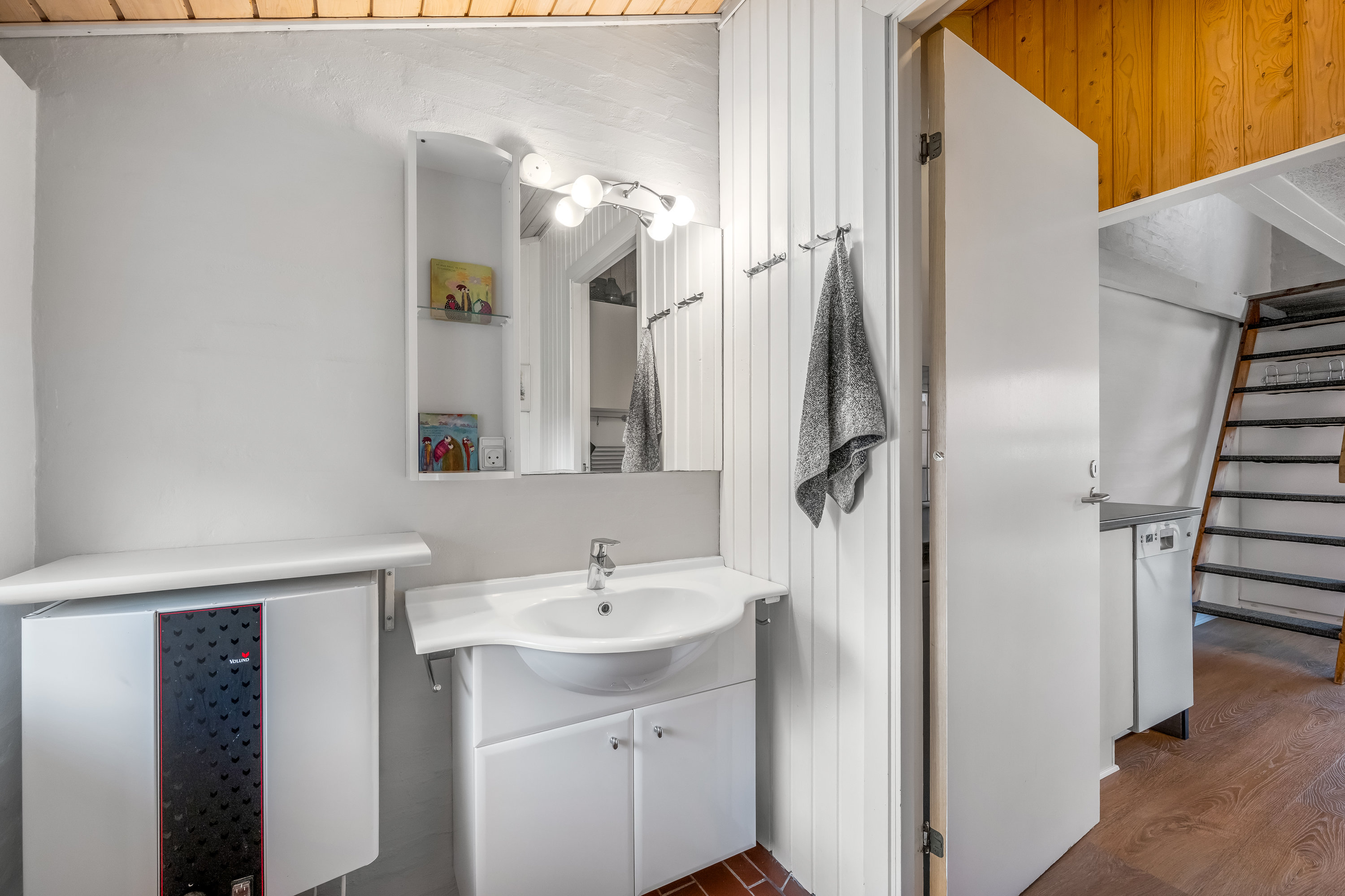 Fremhævet badeværelse billede i fuldskærmstilstand. Billede af Kirkehøjvej 38J, N3., Bork Havn, 6893 Hemmet