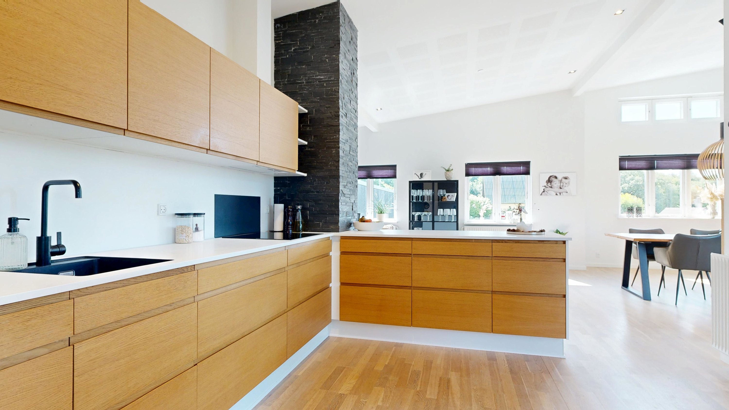 Fremhævet køkken/alrum billede i fuldskærmstilstand. Billede af Vroldvej 144, Vrold, 8660 Skanderborg