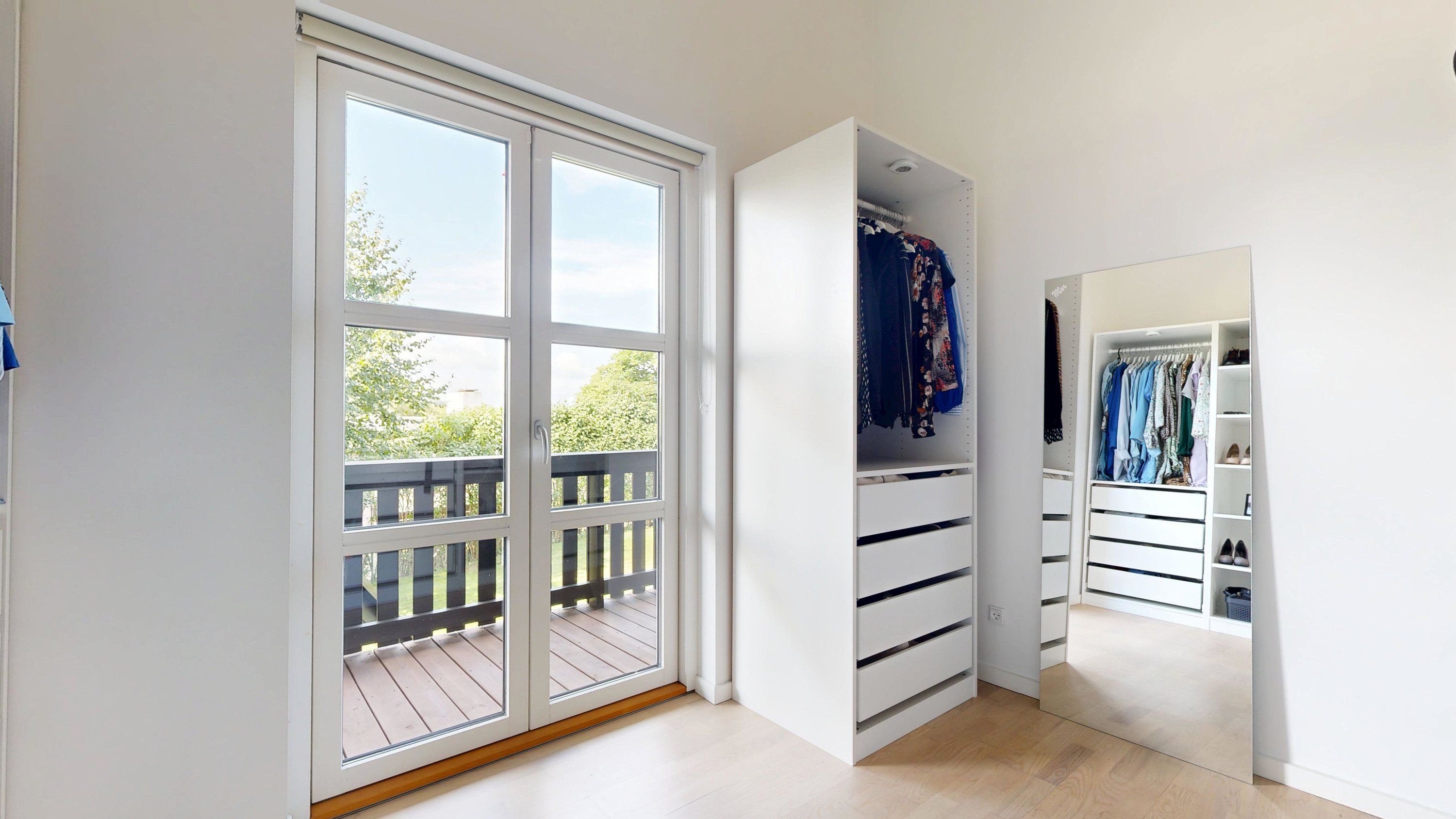 Fremhævet walk-in-closet billede i fuldskærmstilstand. Billede af Vroldvej 144, Vrold, 8660 Skanderborg