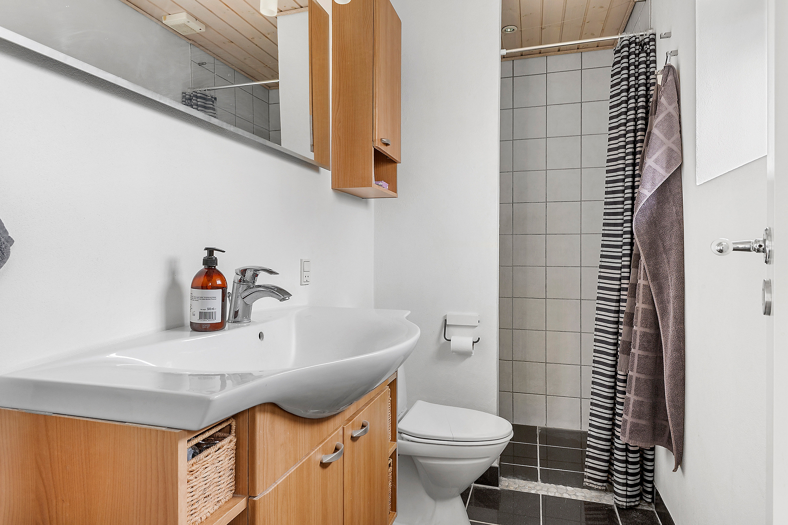 Fremhævet badeværelse billede i fuldskærmstilstand. Billede af Ryes Møllevej 62, 6100 Haderslev