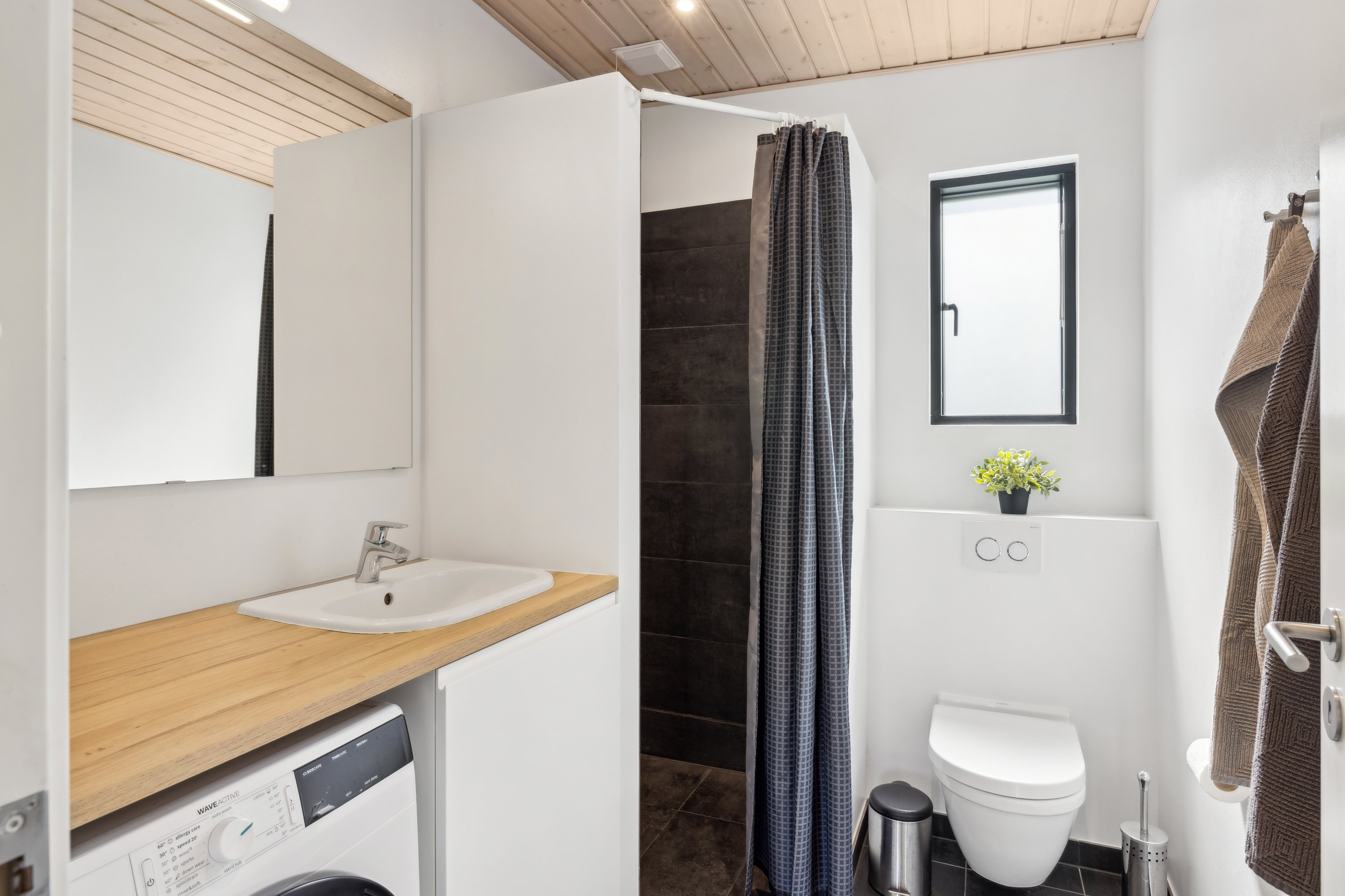 Fremhævet badeværelse billede i fuldskærmstilstand. Billede af Bogenshovedvej 7, Bogens Strand, 8400 Ebeltoft