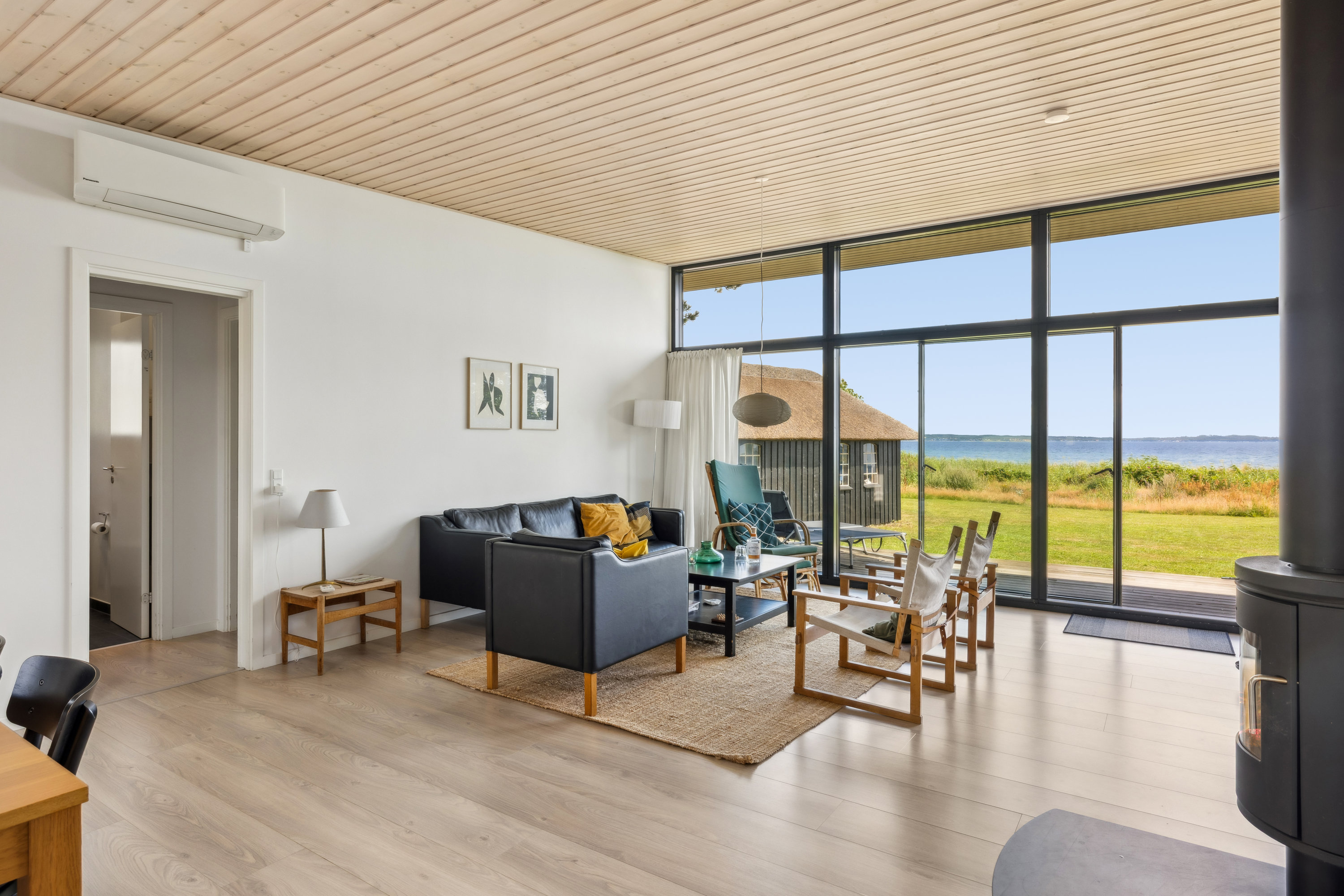 Fremhævet stue billede i fuldskærmstilstand. Billede af Bogenshovedvej 7, Bogens Strand, 8400 Ebeltoft