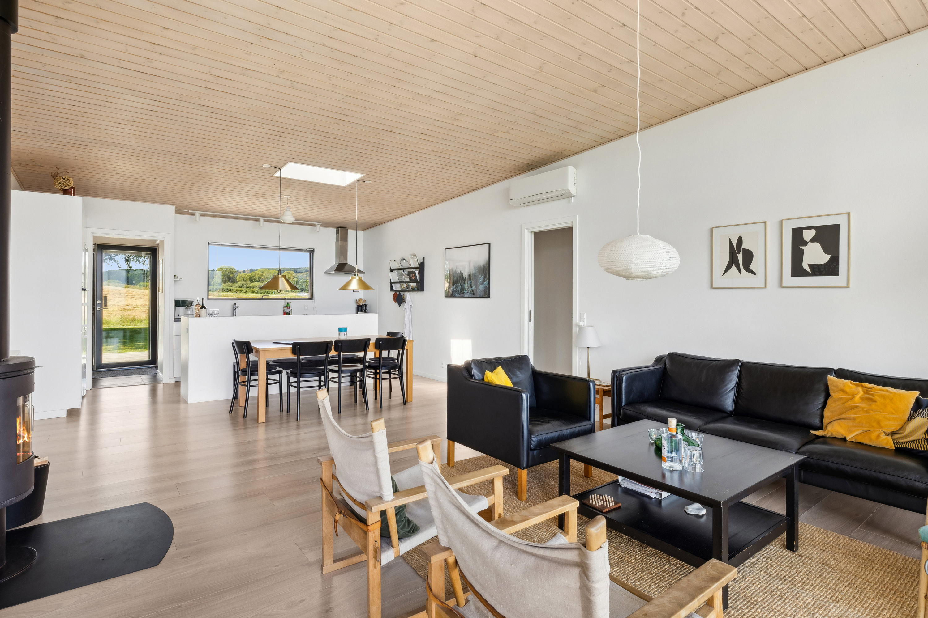 Fremhævet stue billede i fuldskærmstilstand. Billede af Bogenshovedvej 7, Bogens Strand, 8400 Ebeltoft