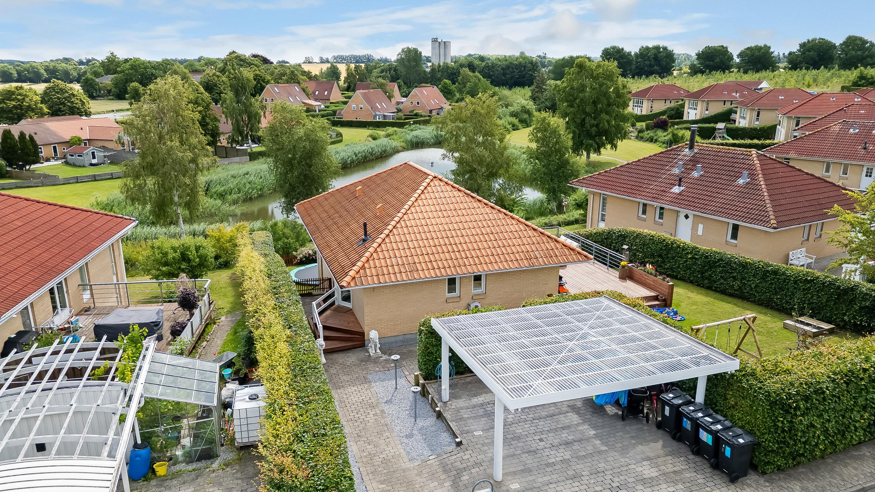 Fremhævet facade billede i fuldskærmstilstand. Billede af Lindegårds Alle 7, 3550 Slangerup