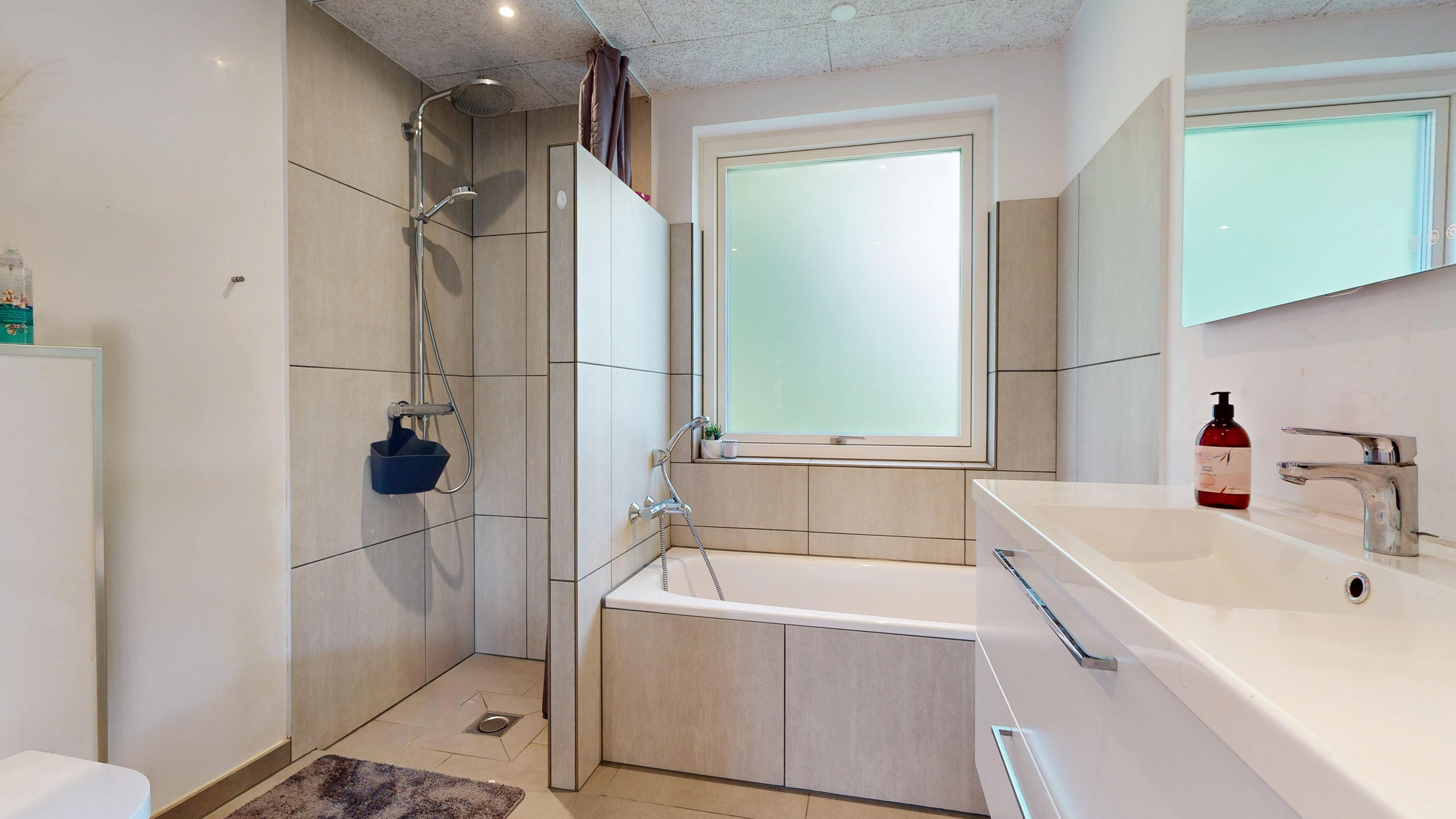 Fremhævet badeværelse billede i fuldskærmstilstand. Billede af Højmarkstoften 13, 8600 Silkeborg