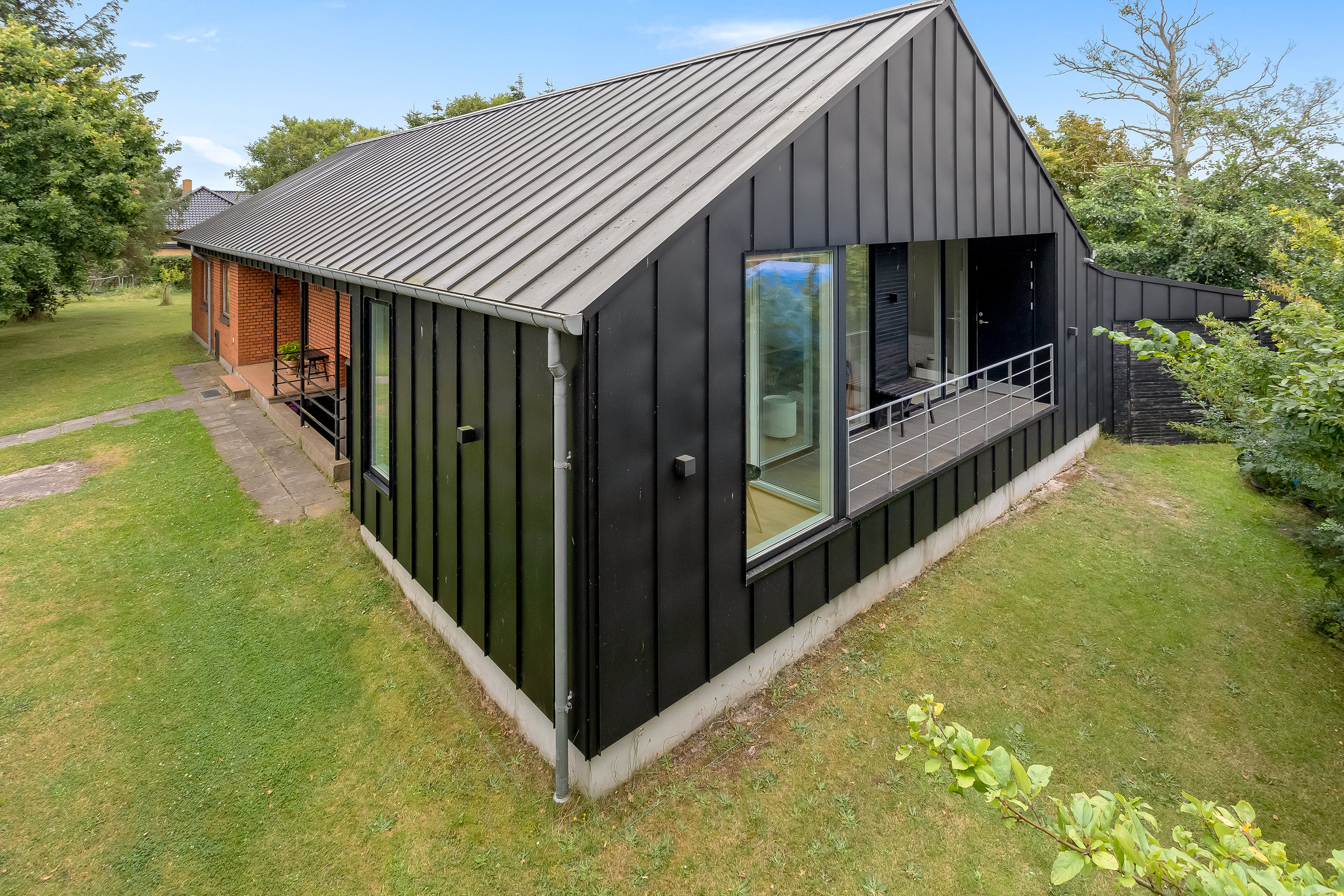 Fremhævet facade billede i fuldskærmstilstand. Billede af Strandvejen 2, Nordby, 6720 Fanø