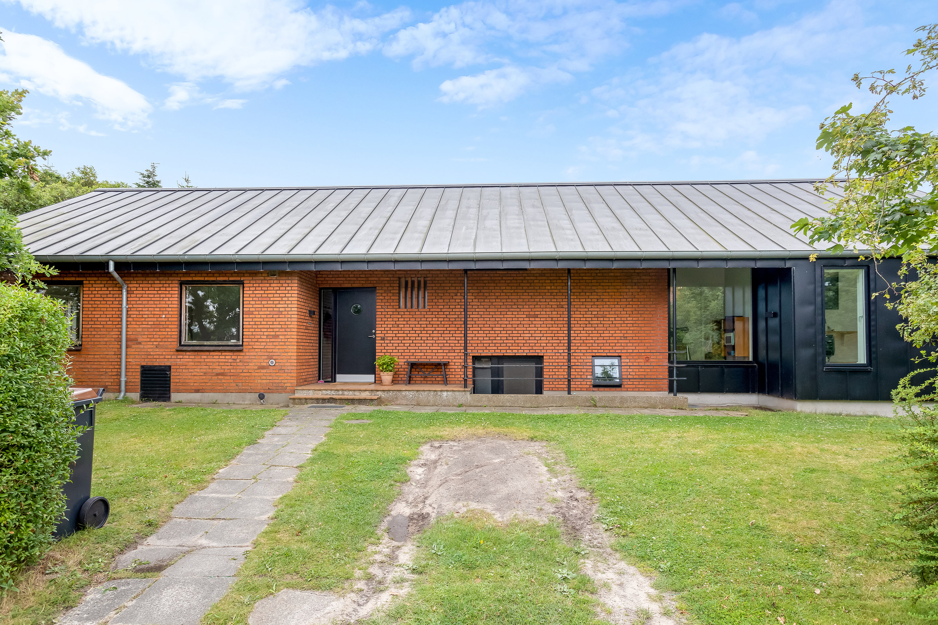 Fremhævet facade billede i fuldskærmstilstand. Billede af Strandvejen 2, Nordby, 6720 Fanø