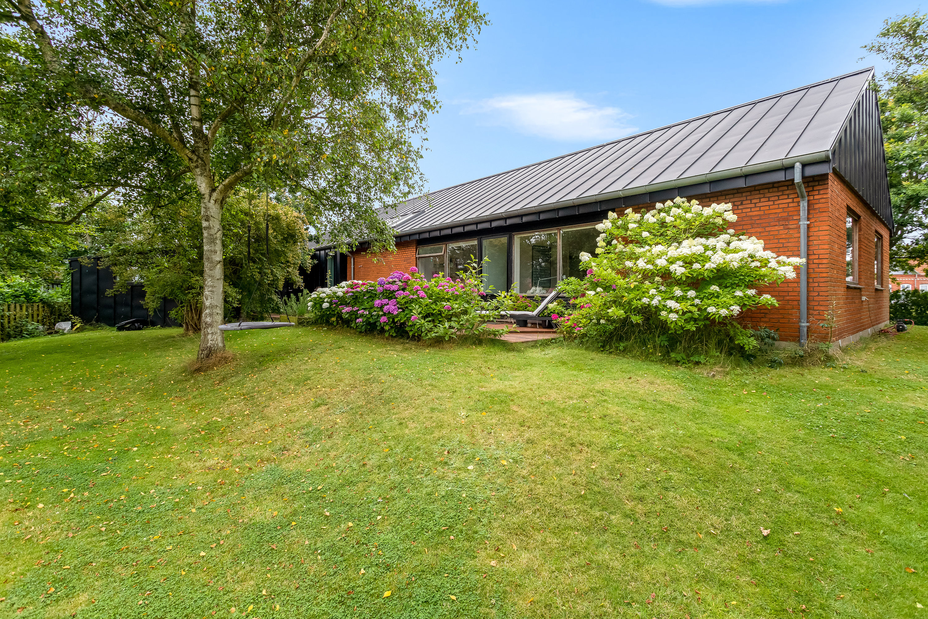 Fremhævet facade billede i fuldskærmstilstand. Billede af Strandvejen 2, Nordby, 6720 Fanø