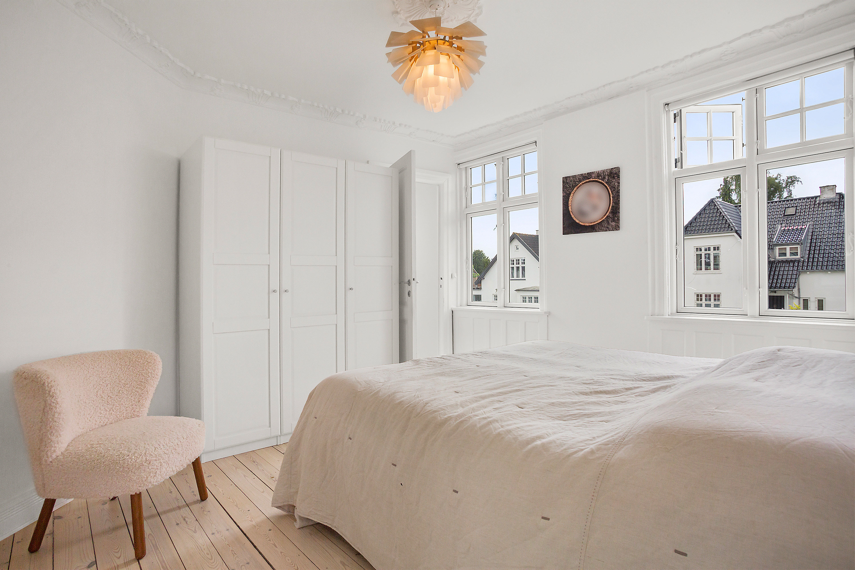 Fremhævet soveværelse billede i fuldskærmstilstand. Billede af Eivindsvej 5, 2920 Charlottenlund