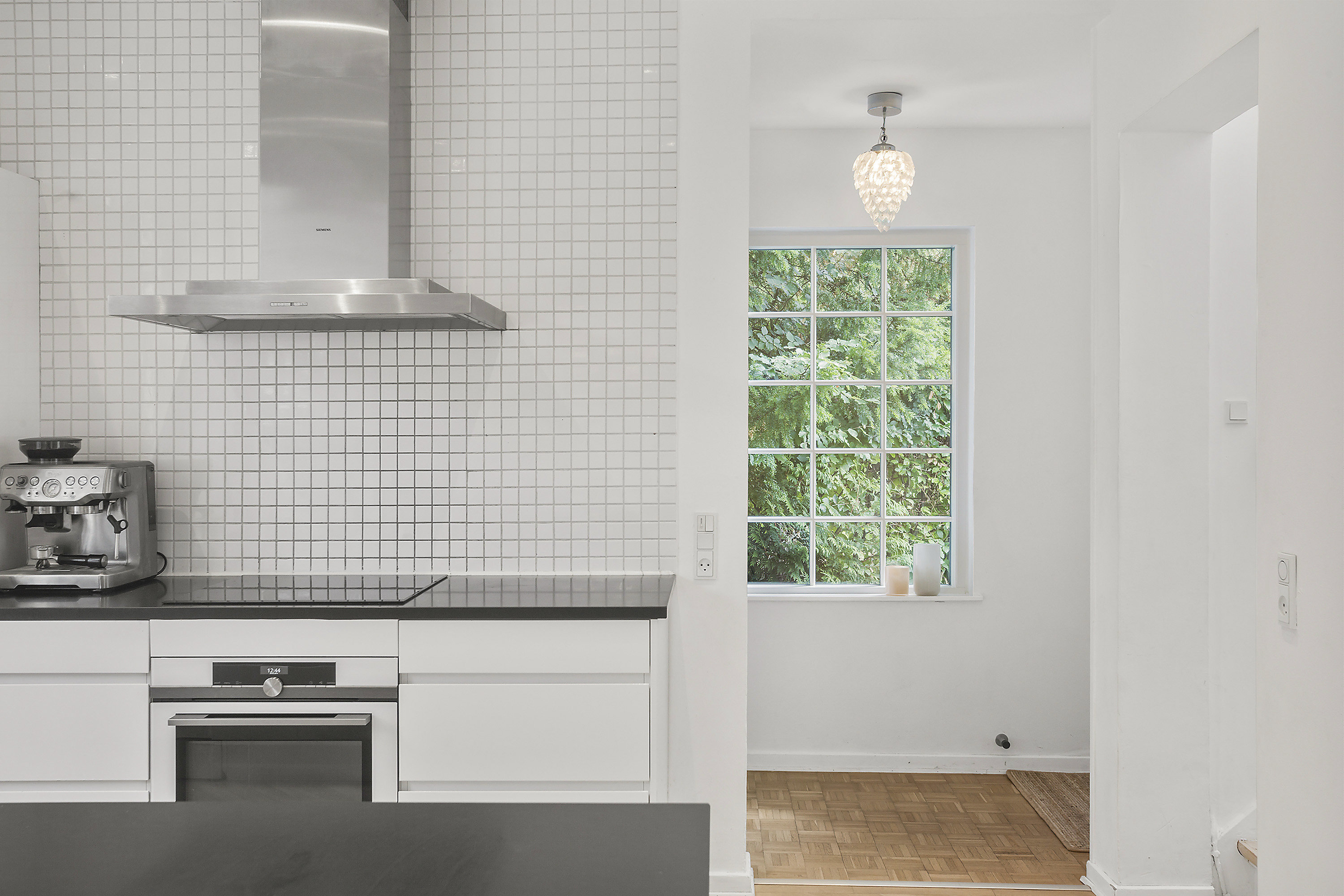 Fremhævet køkken billede i fuldskærmstilstand. Billede af Eivindsvej 5, 2920 Charlottenlund