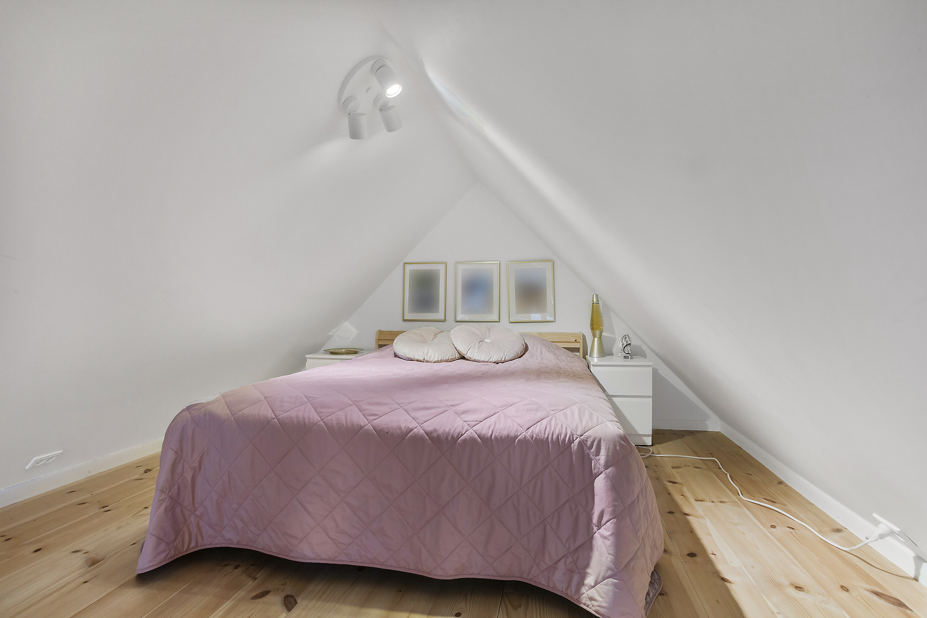 Fremhævet soveværelse billede i fuldskærmstilstand. Billede af Eivindsvej 5, 2920 Charlottenlund