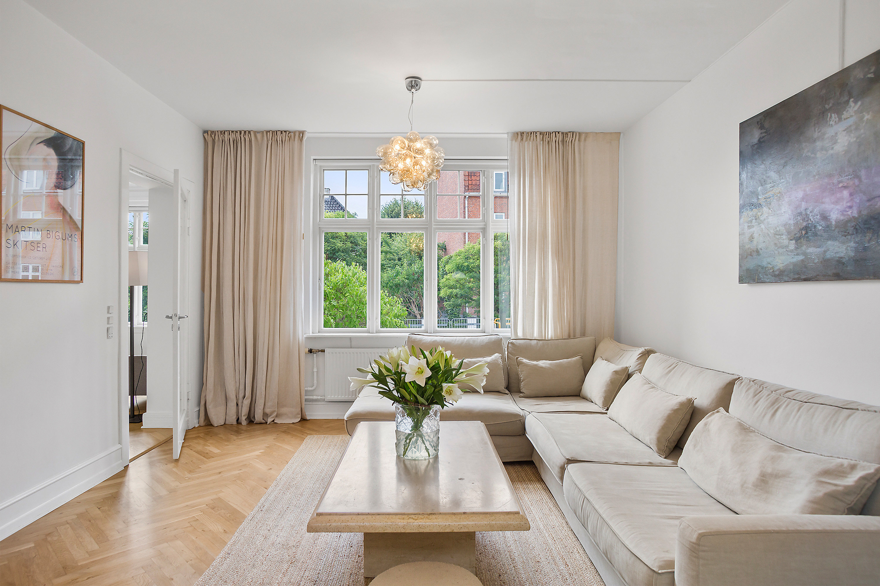 Fremhævet stue billede i fuldskærmstilstand. Billede af Eivindsvej 5, 2920 Charlottenlund