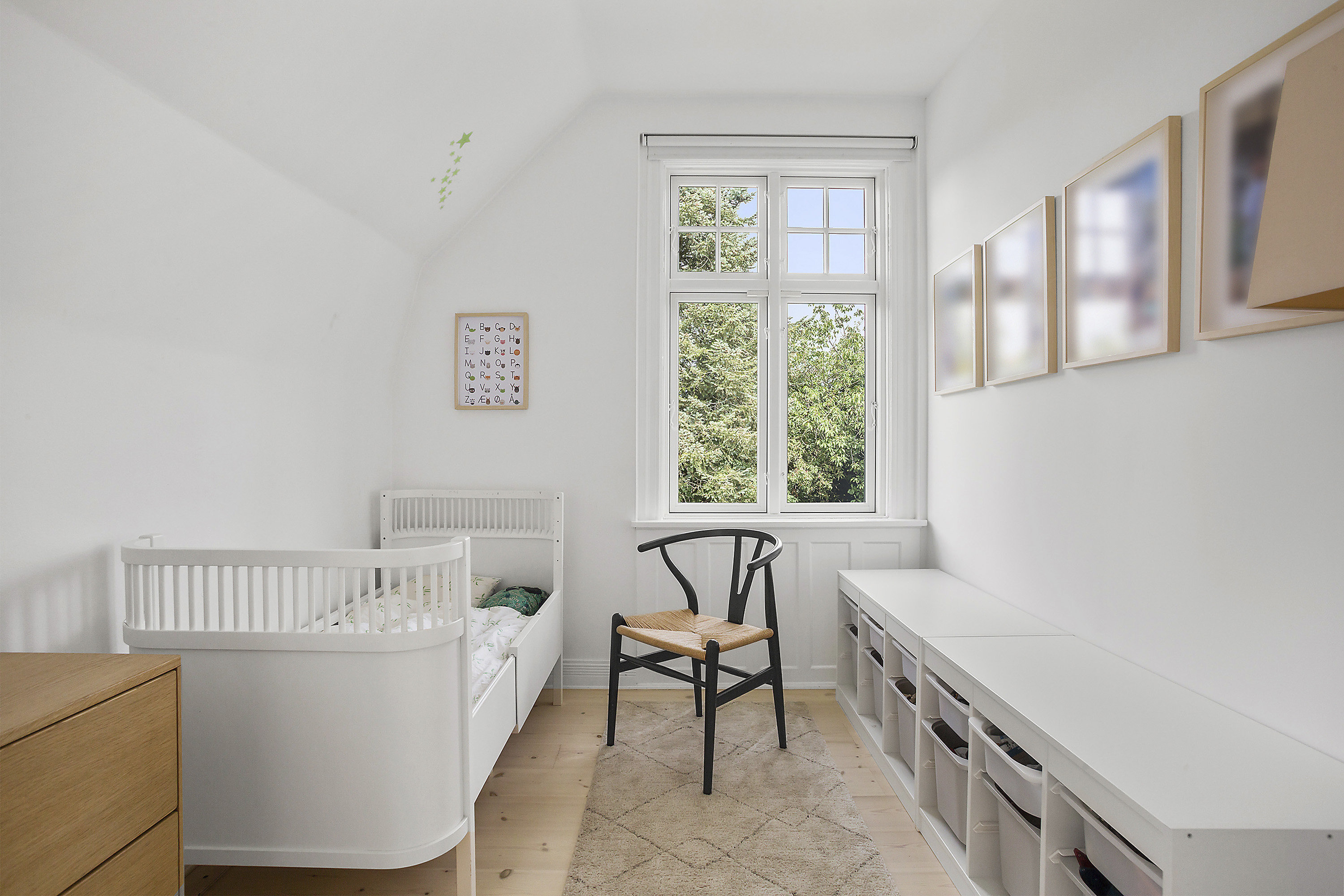 Fremhævet soveværelse billede i fuldskærmstilstand. Billede af Eivindsvej 5, 2920 Charlottenlund