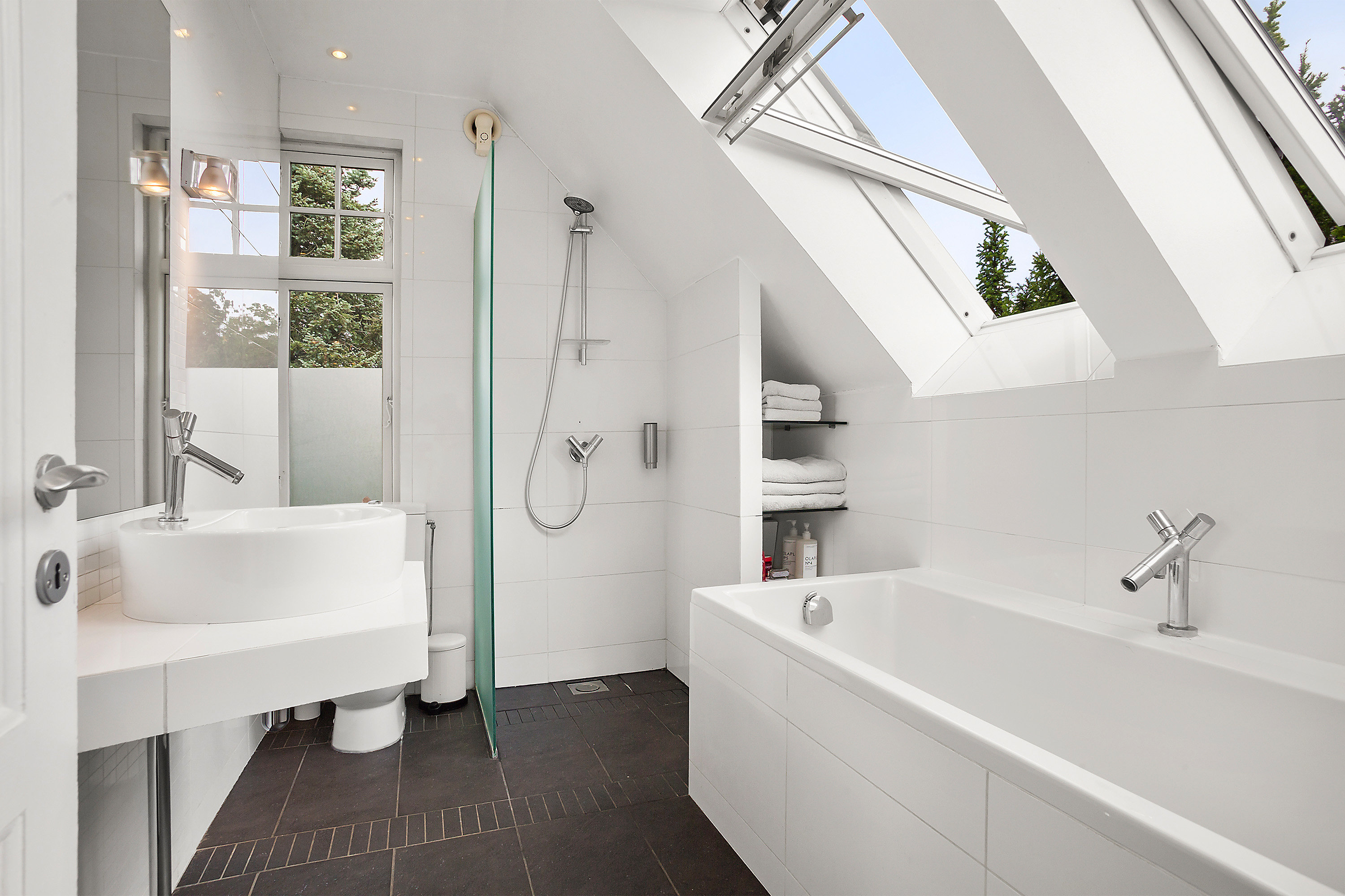 Fremhævet badeværelse billede i fuldskærmstilstand. Billede af Eivindsvej 5, 2920 Charlottenlund