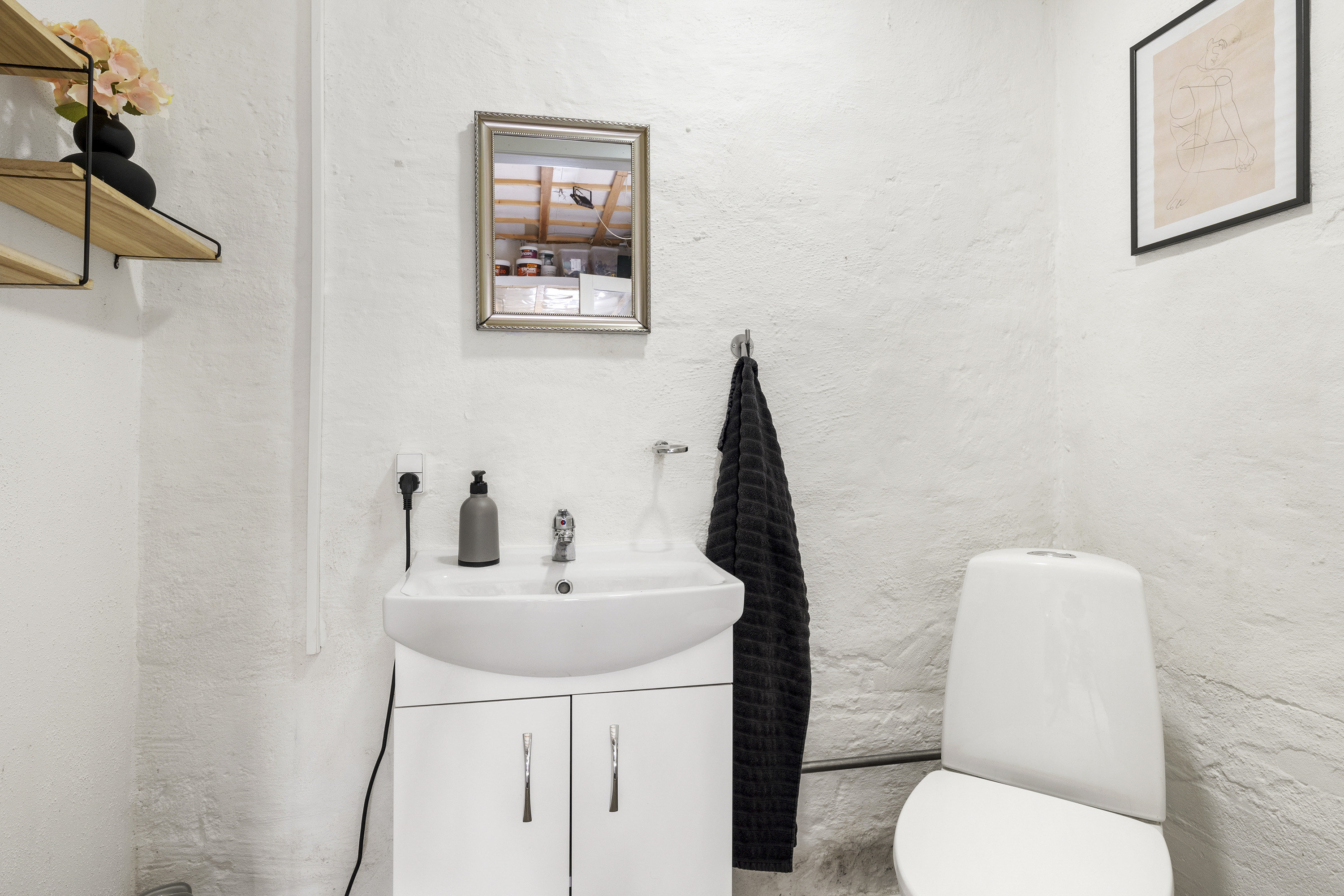 Fremhævet toilet billede i fuldskærmstilstand. Billede af Skærumvej 17, Lendum, 9870 Sindal