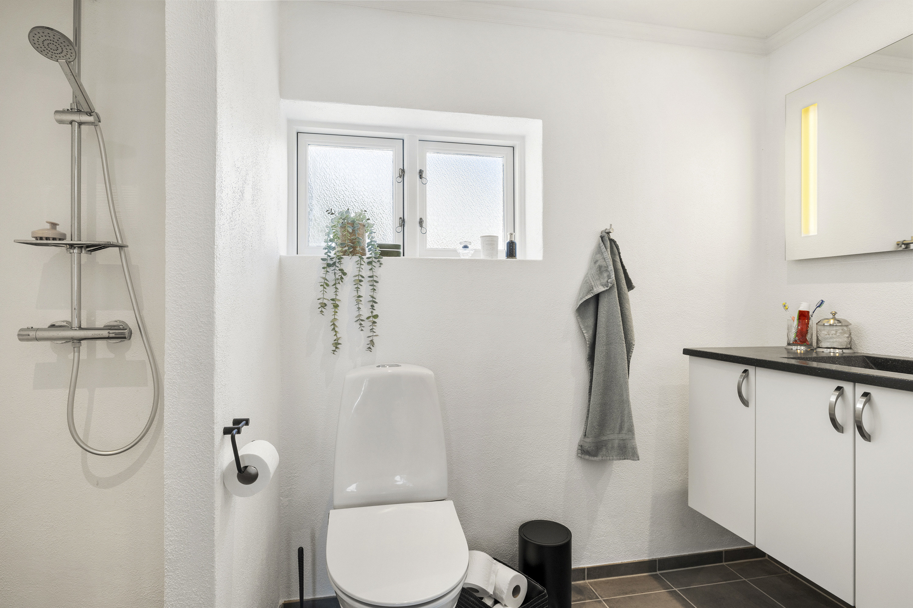 Fremhævet badeværelse billede i fuldskærmstilstand. Billede af Skærumvej 17, Lendum, 9870 Sindal