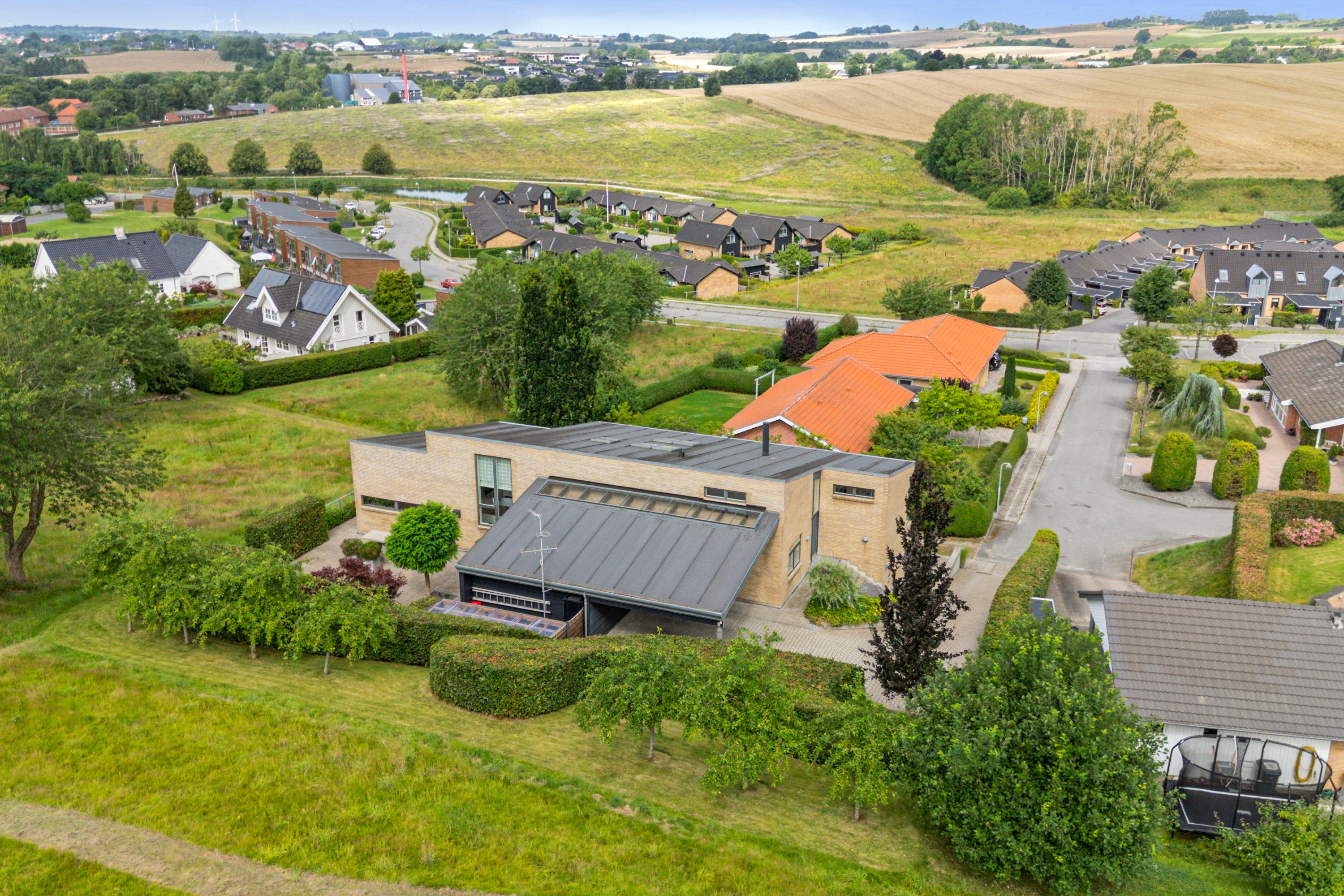 Fremhævet luftfoto billede i fuldskærmstilstand. Billede af Moesbakken 60, 8410 Rønde