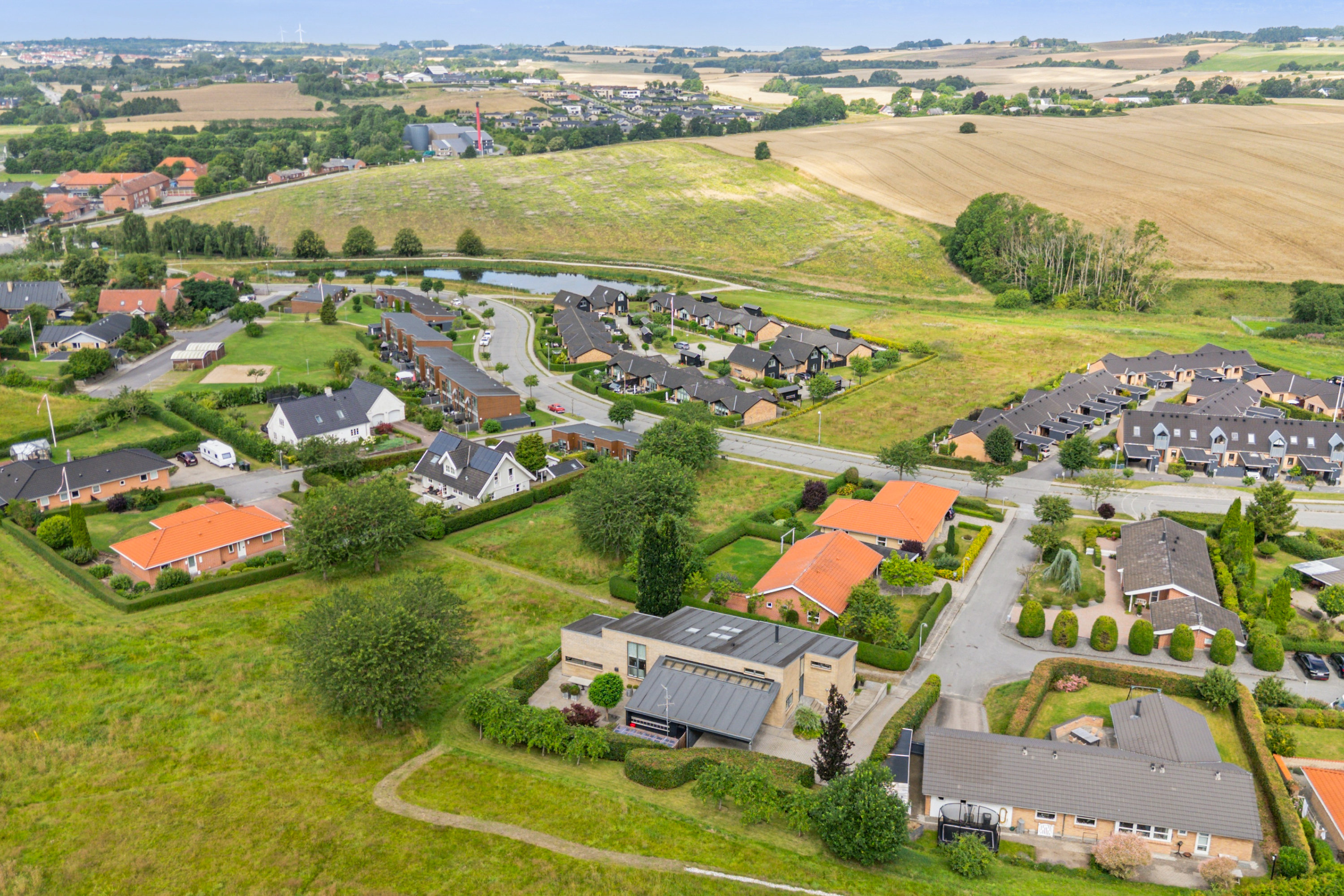 Fremhævet luftfoto billede i fuldskærmstilstand. Billede af Moesbakken 60, 8410 Rønde