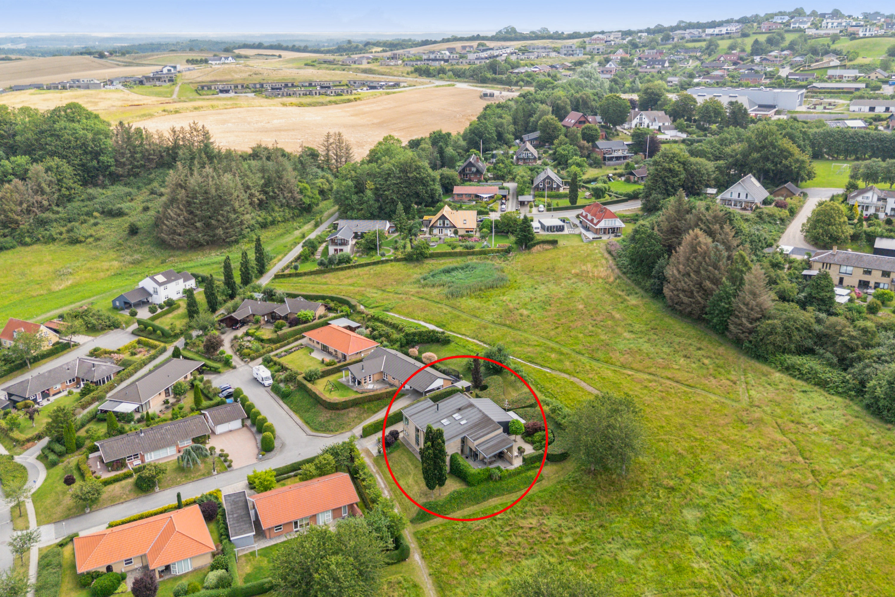 Fremhævet luftfoto billede i fuldskærmstilstand. Billede af Moesbakken 60, 8410 Rønde