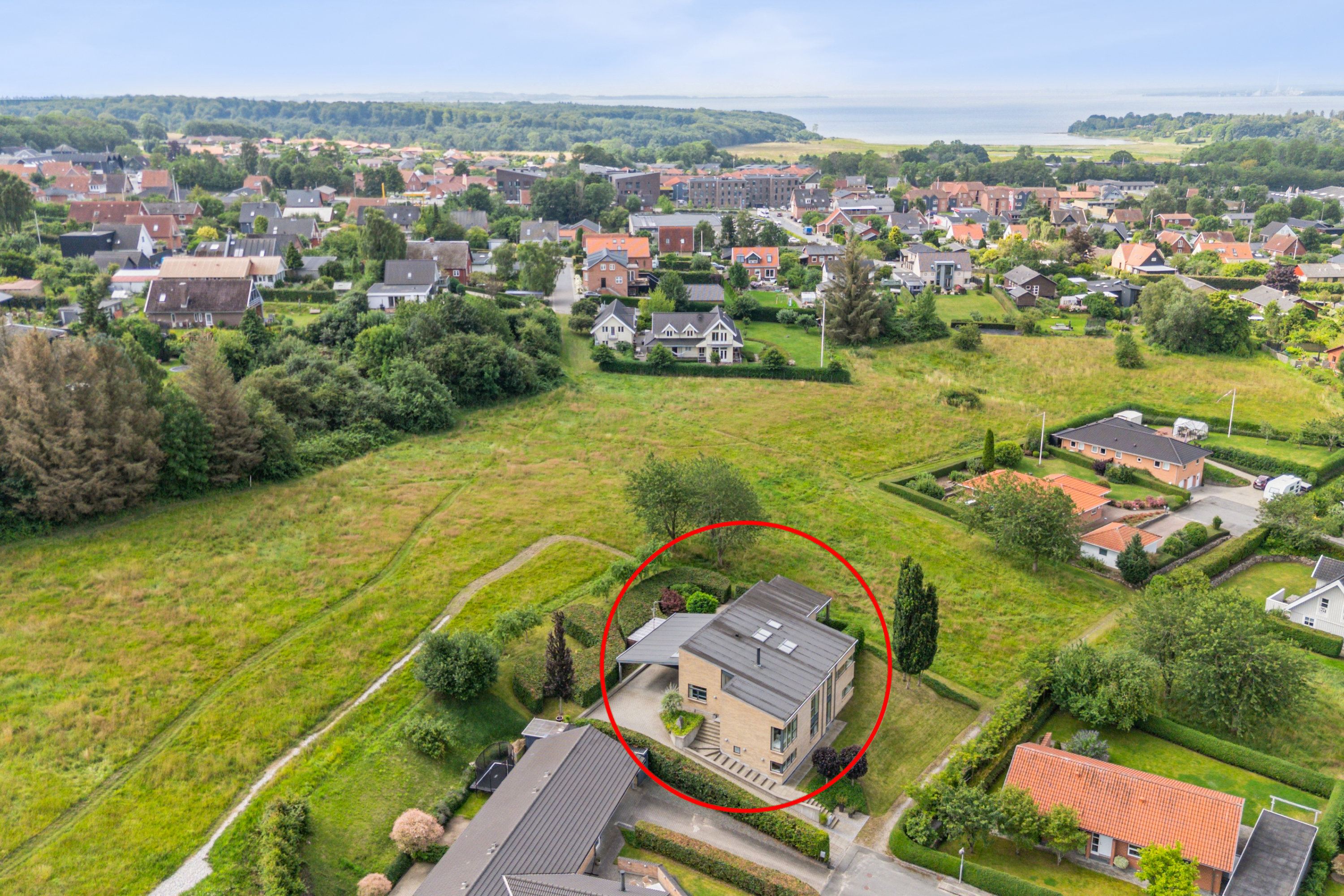 Fremhævet luftfoto billede i fuldskærmstilstand. Billede af Moesbakken 60, 8410 Rønde