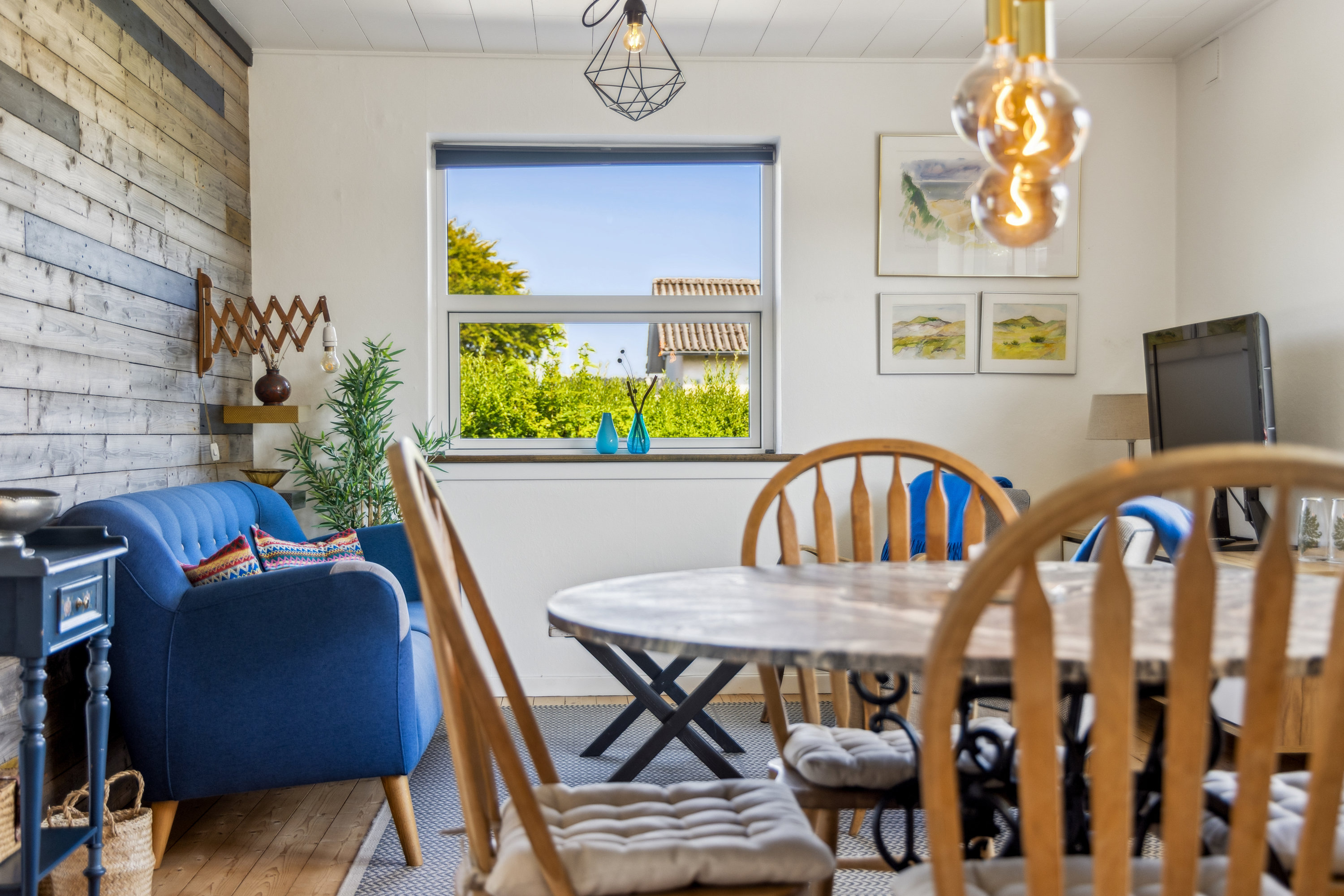 Fremhævet stue billede i fuldskærmstilstand. Billede af Ane Vifferts Vej 15, 9370 Hals