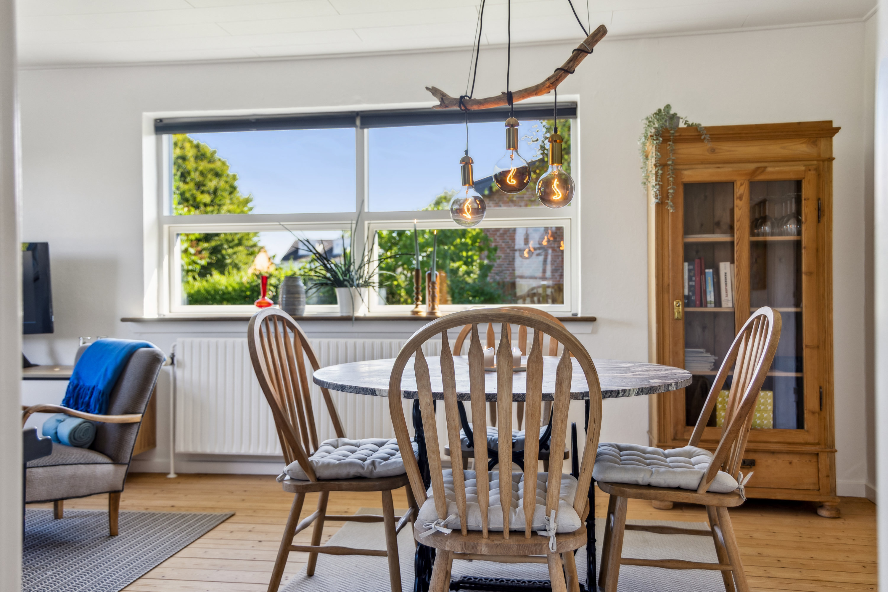 Fremhævet stue billede i fuldskærmstilstand. Billede af Ane Vifferts Vej 15, 9370 Hals