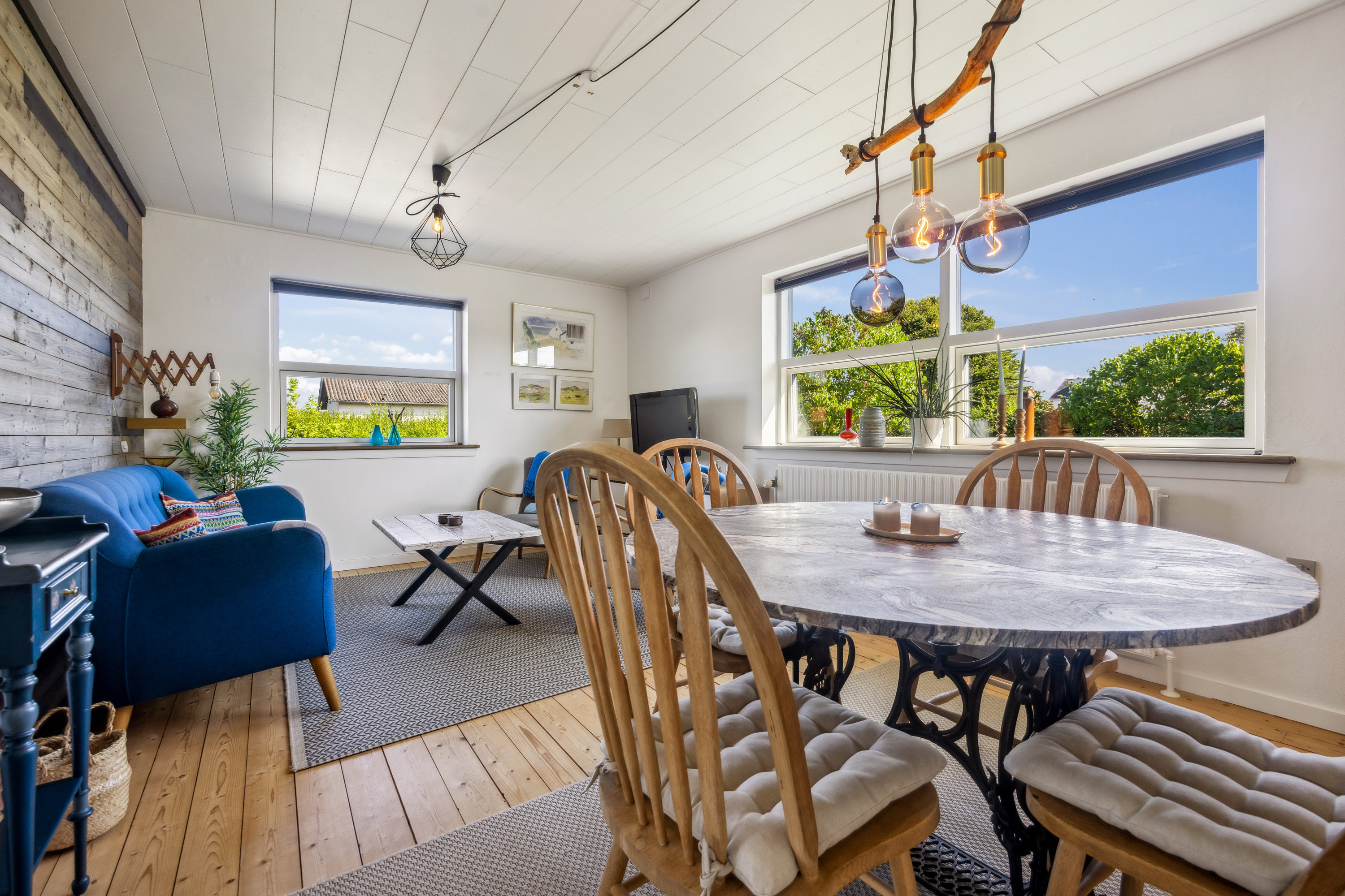 Fremhævet stue billede i fuldskærmstilstand. Billede af Ane Vifferts Vej 15, 9370 Hals