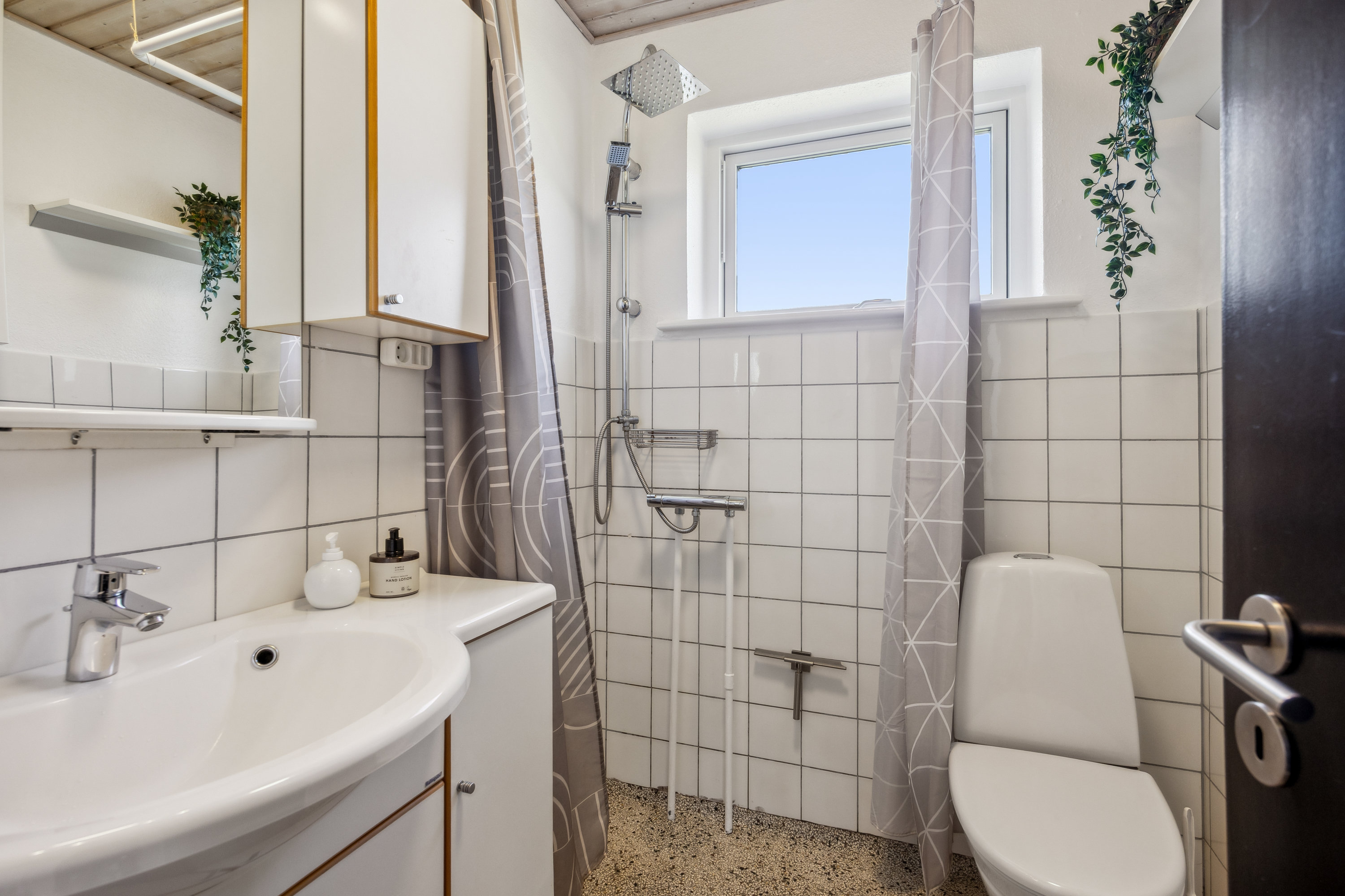 Fremhævet badeværelse billede i fuldskærmstilstand. Billede af Ane Vifferts Vej 15, 9370 Hals