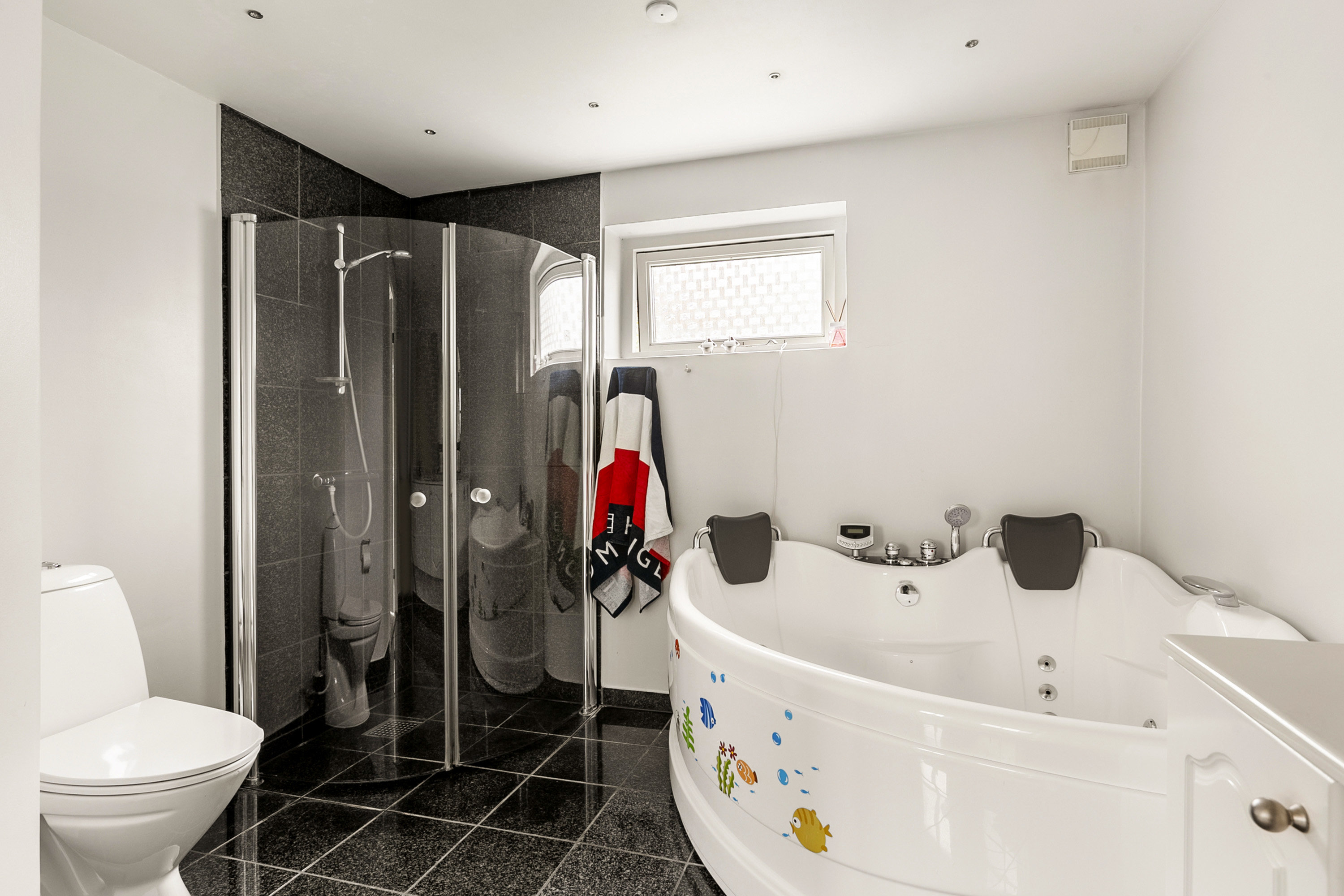 Fremhævet badeværelse billede i fuldskærmstilstand. Billede af Bladknæk 26, Lundsbjerg, 6200 Aabenraa