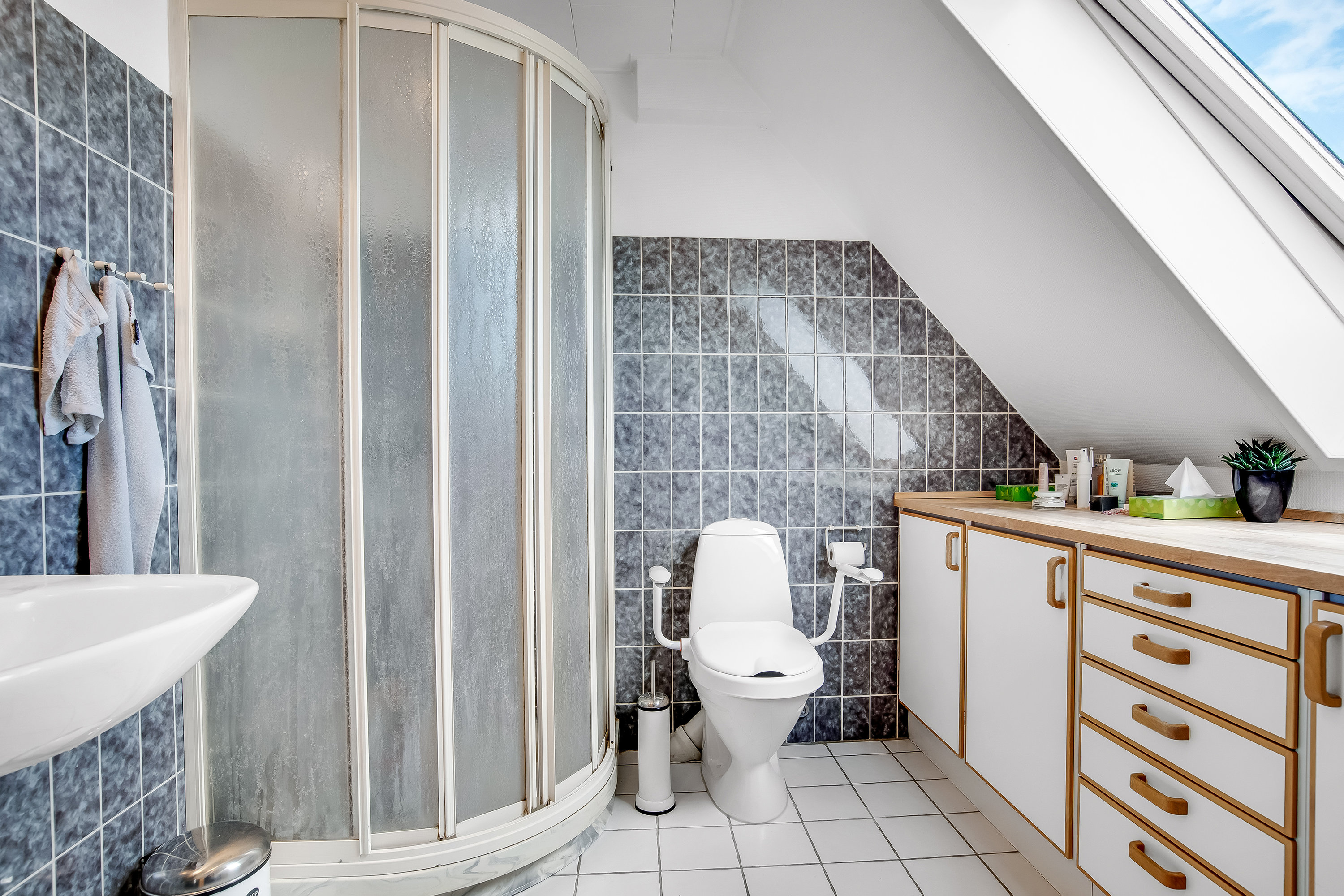 Fremhævet badeværelse billede i fuldskærmstilstand. Billede af Nis Petersens Vej 22, 7620 Lemvig