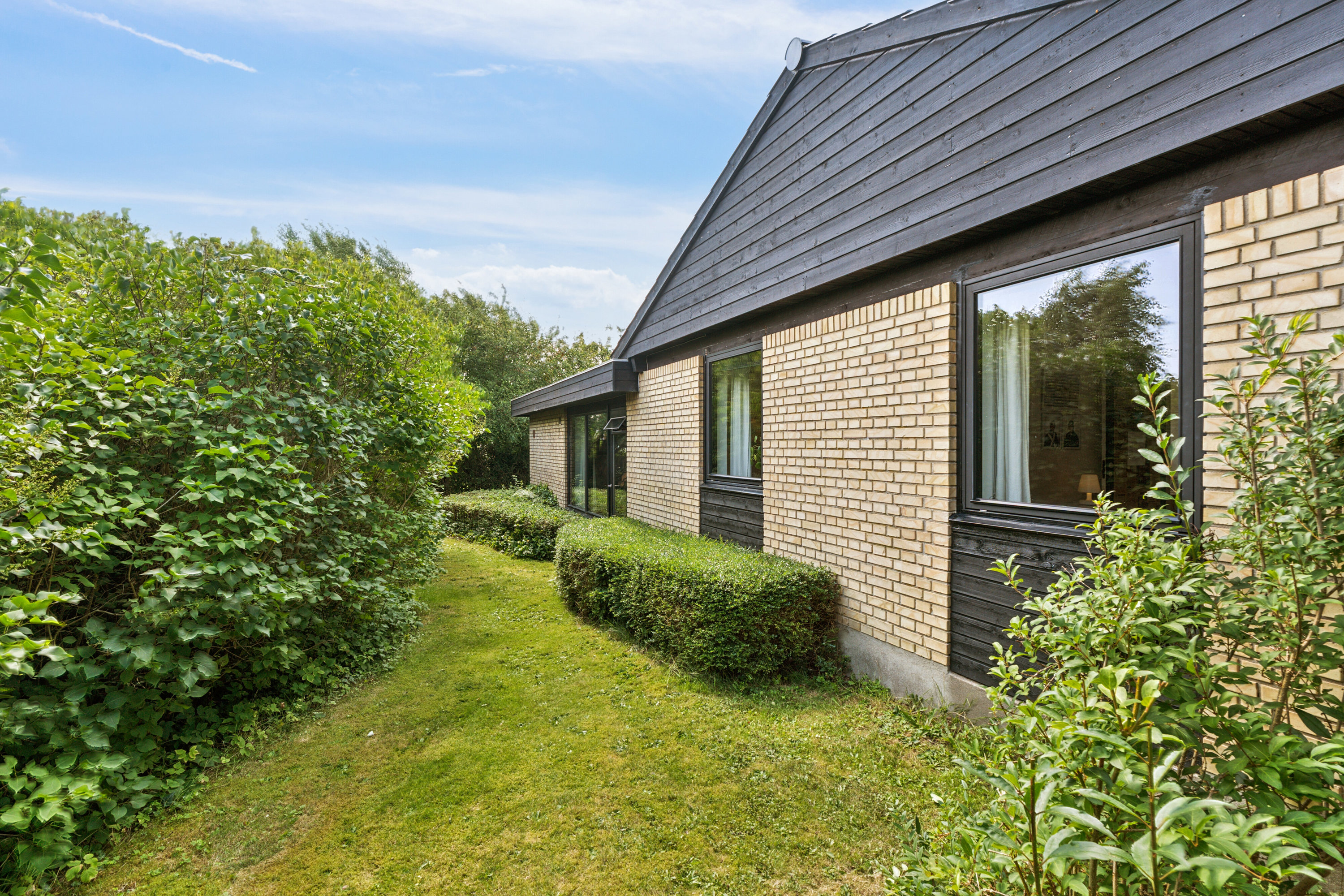 Fremhævet set fra haven billede i fuldskærmstilstand. Billede af Grønlundsvej 6, 4760 Vordingborg