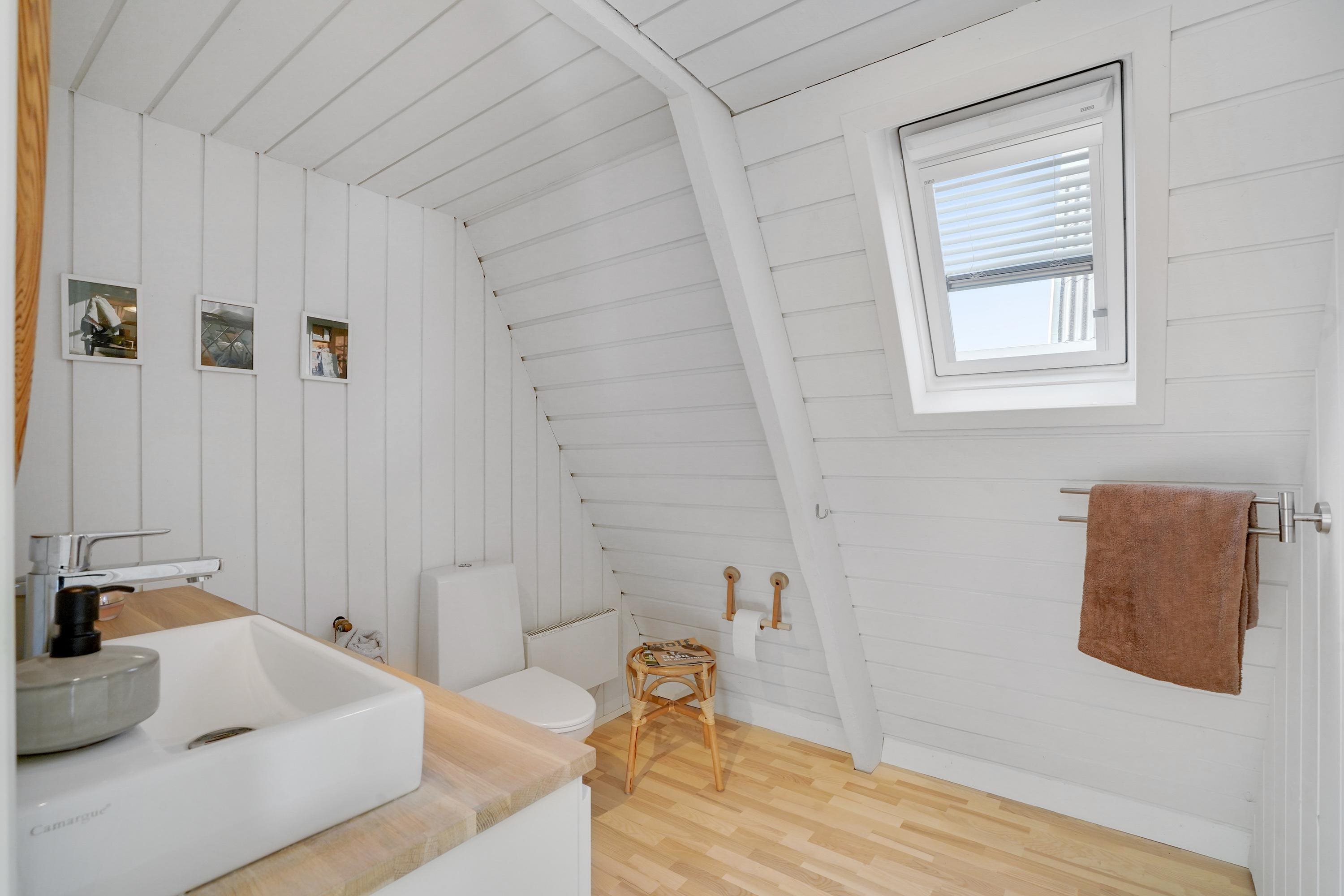 Fremhævet badeværelse billede i fuldskærmstilstand. Billede af Golfsvinget 5, Gatten, 9640 Farsø