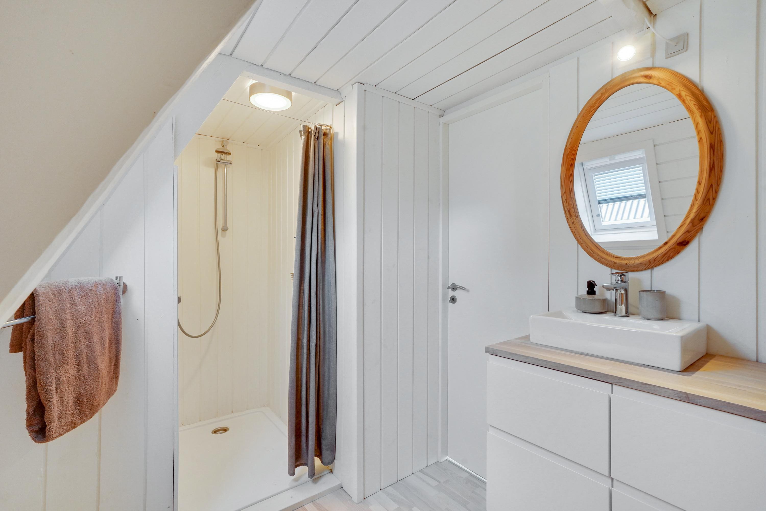 Fremhævet badeværelse billede i fuldskærmstilstand. Billede af Golfsvinget 5, Gatten, 9640 Farsø