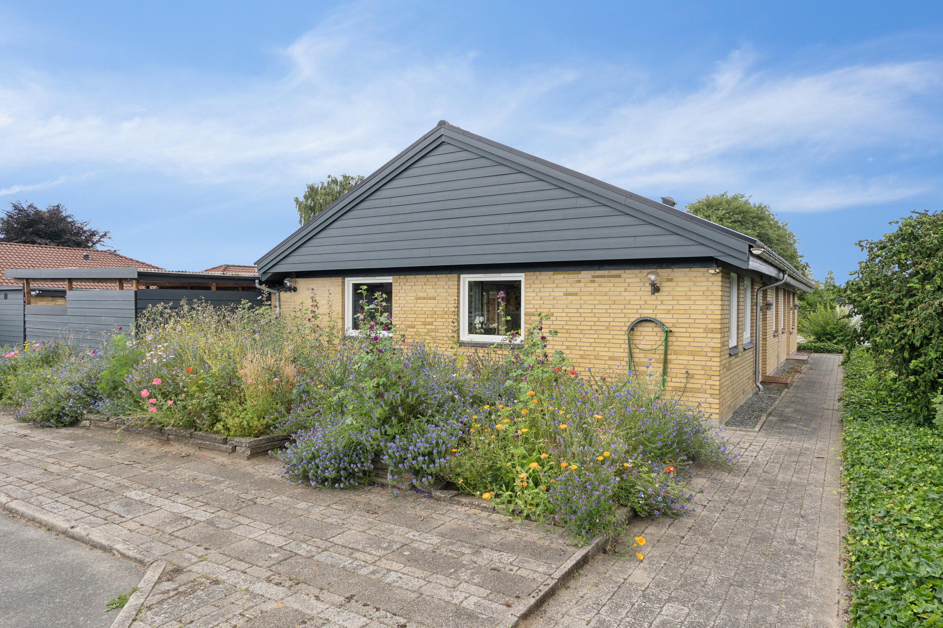 Miniaturebillede 1: set fra vejen. Billede af Poul Gerness Vej 2, 7430 Ikast