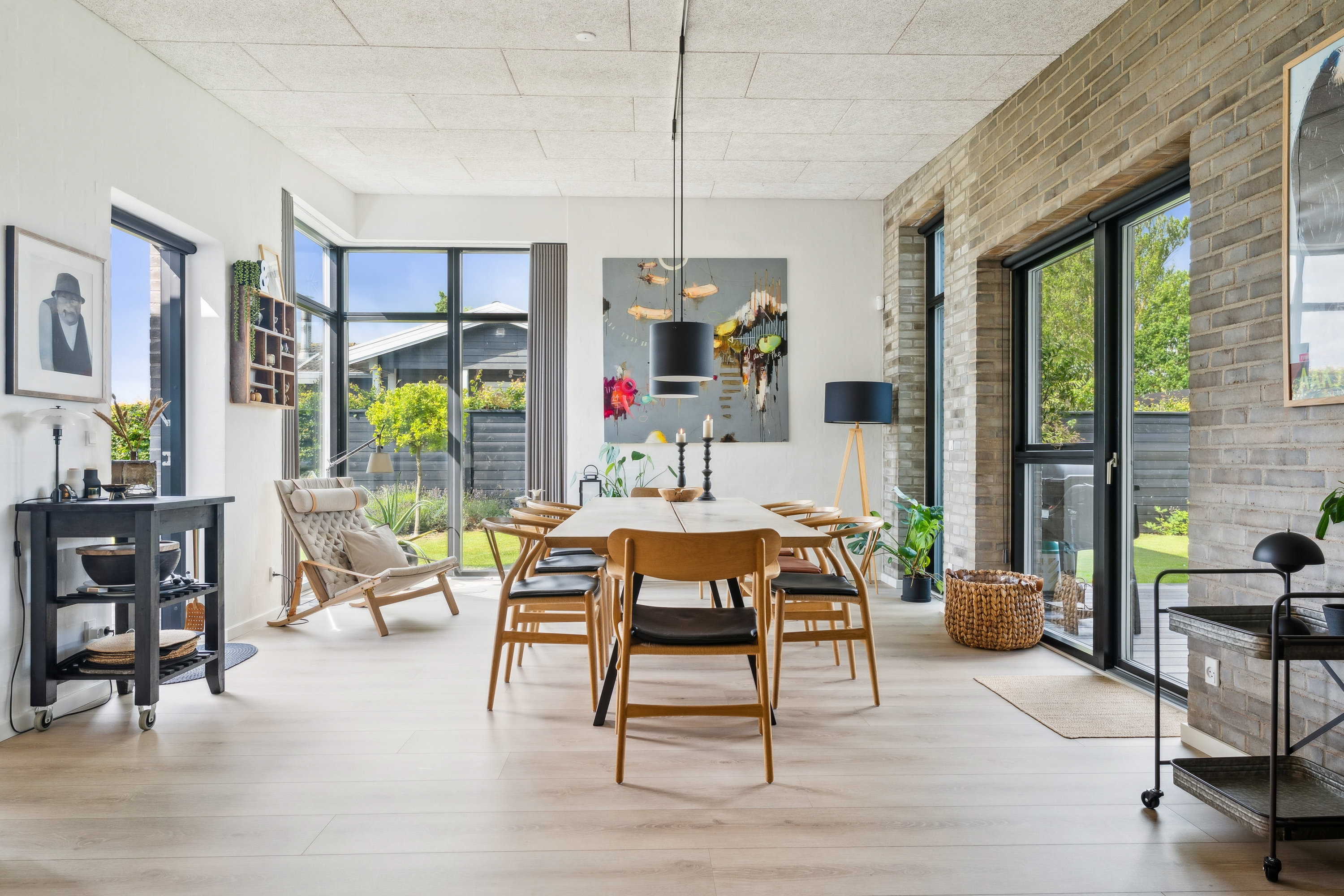 Fremhævet stue billede i fuldskærmstilstand. Billede af Mælkebøttevej 1, 8250 Egå