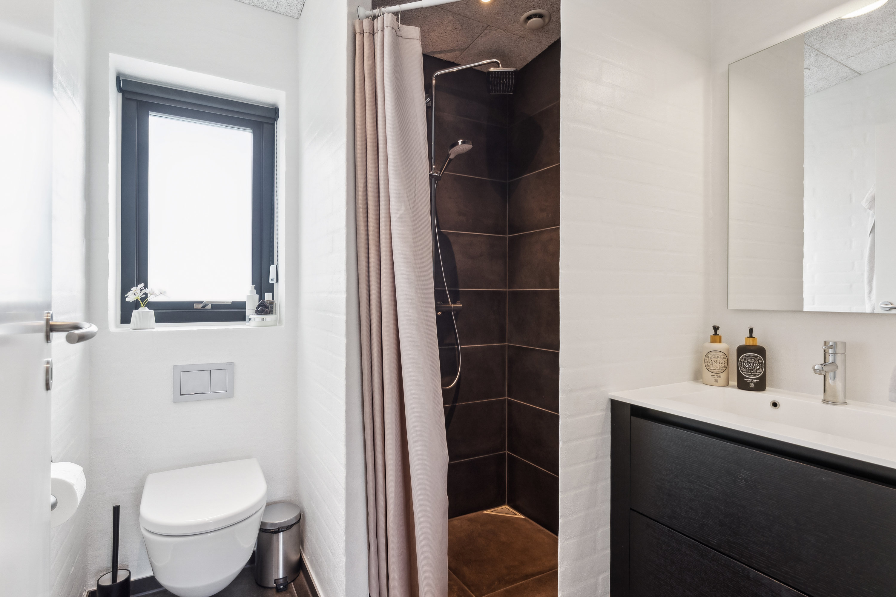 Fremhævet badeværelse billede i fuldskærmstilstand. Billede af Mælkebøttevej 1, 8250 Egå