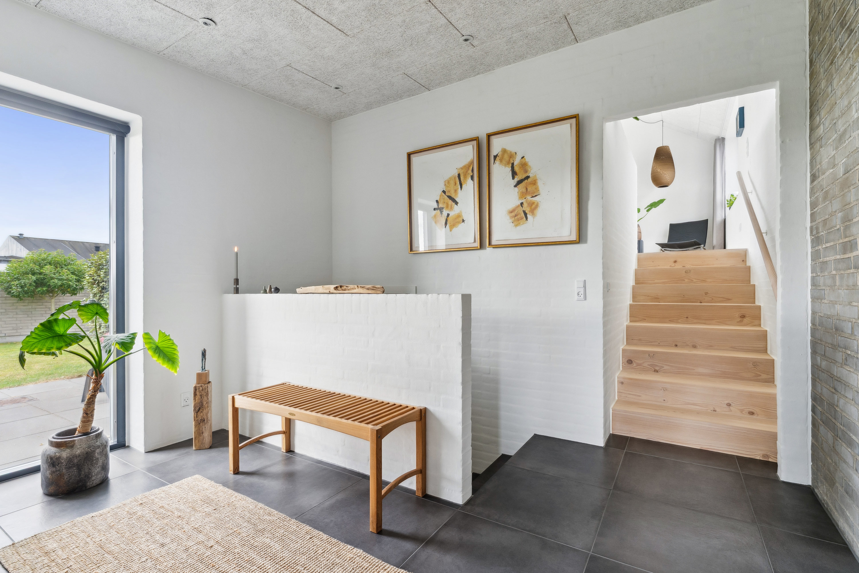 Fremhævet stue billede i fuldskærmstilstand. Billede af Mælkebøttevej 1, 8250 Egå