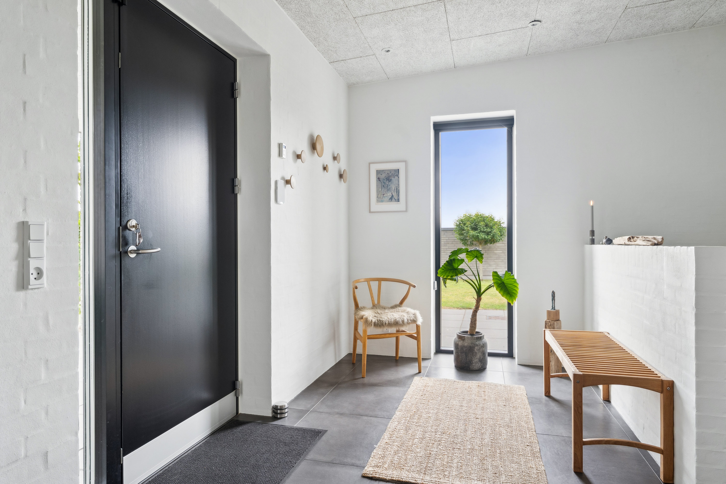 Fremhævet gang billede i fuldskærmstilstand. Billede af Mælkebøttevej 1, 8250 Egå