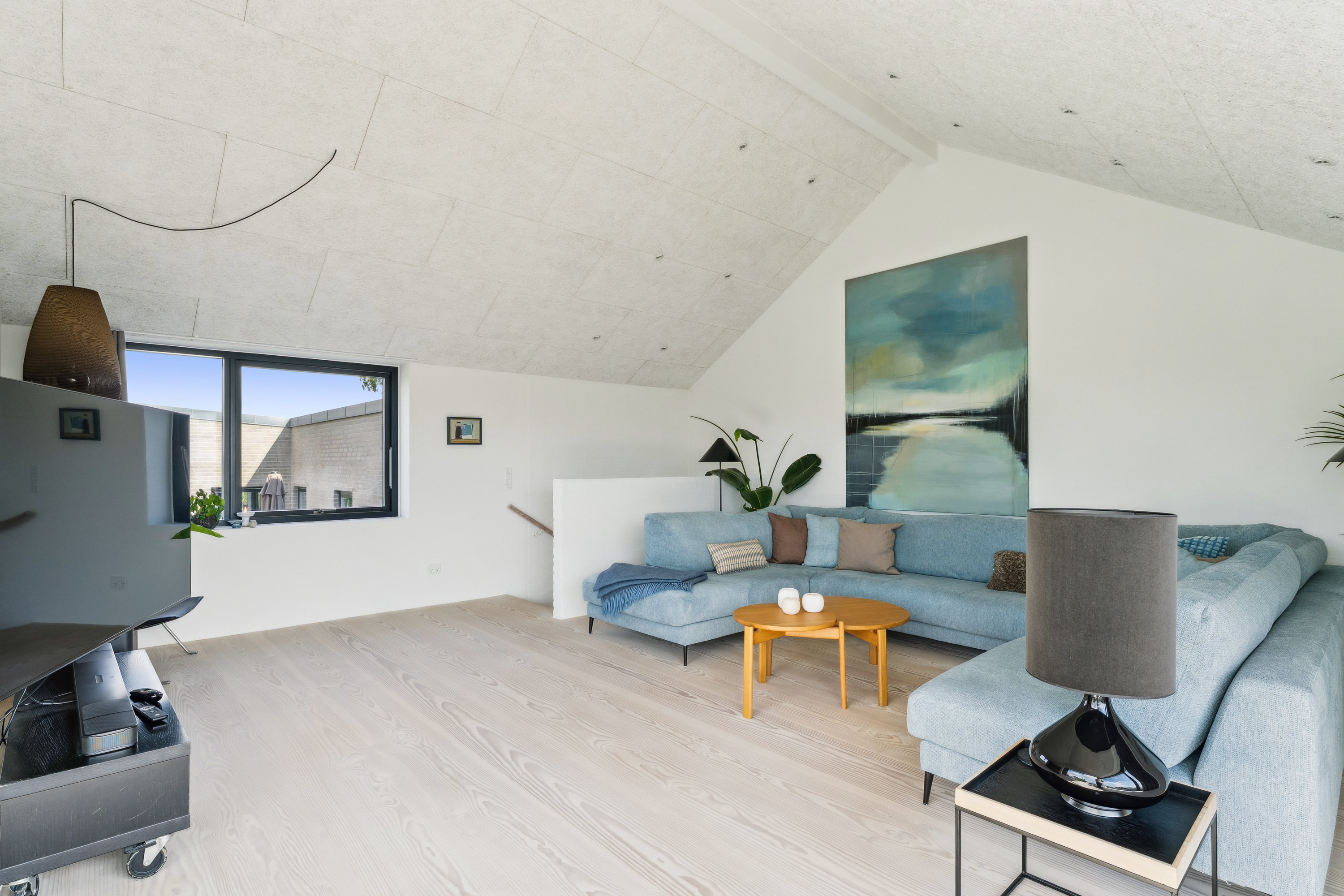 Fremhævet stue billede i fuldskærmstilstand. Billede af Mælkebøttevej 1, 8250 Egå