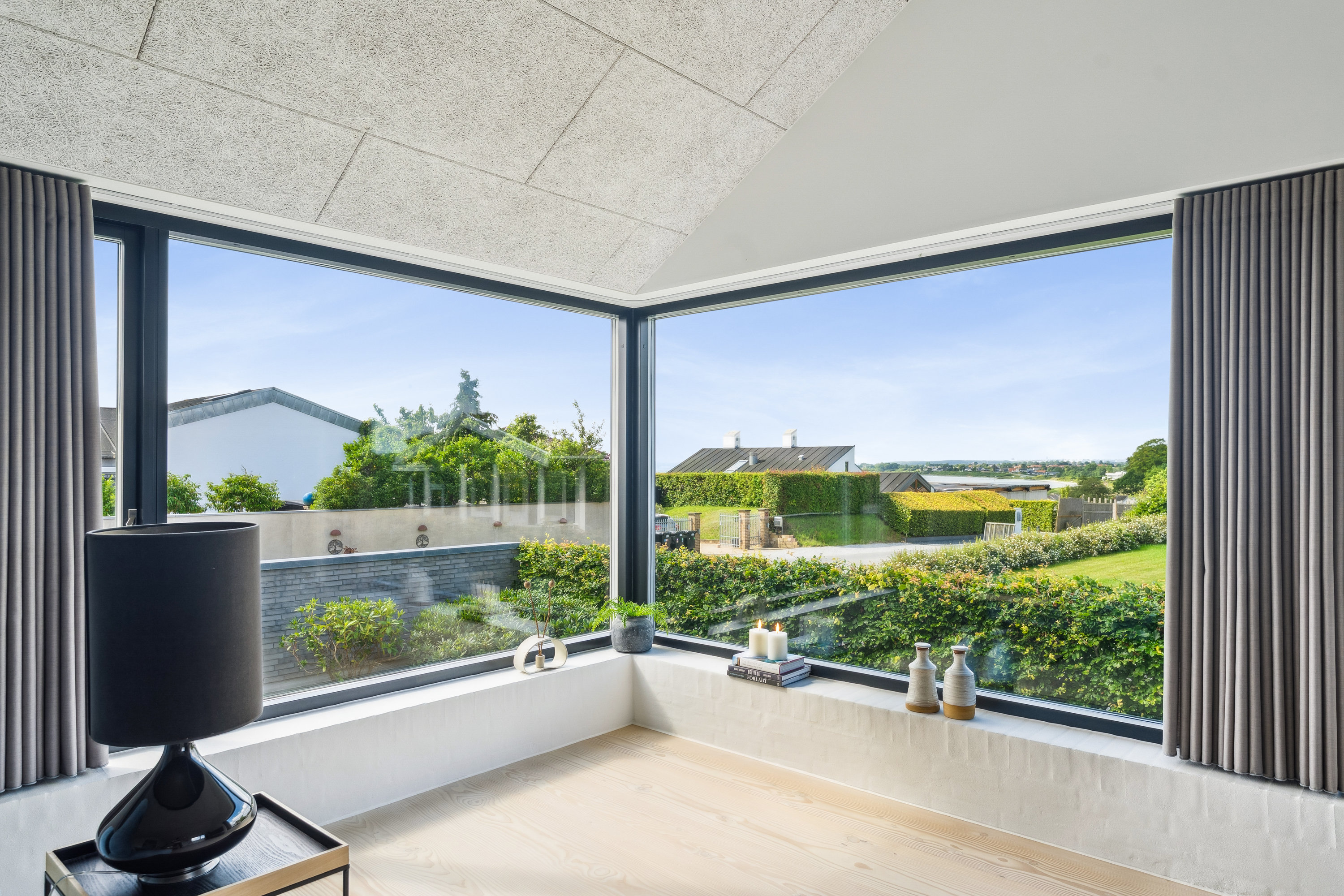 Fremhævet stue billede i fuldskærmstilstand. Billede af Mælkebøttevej 1, 8250 Egå