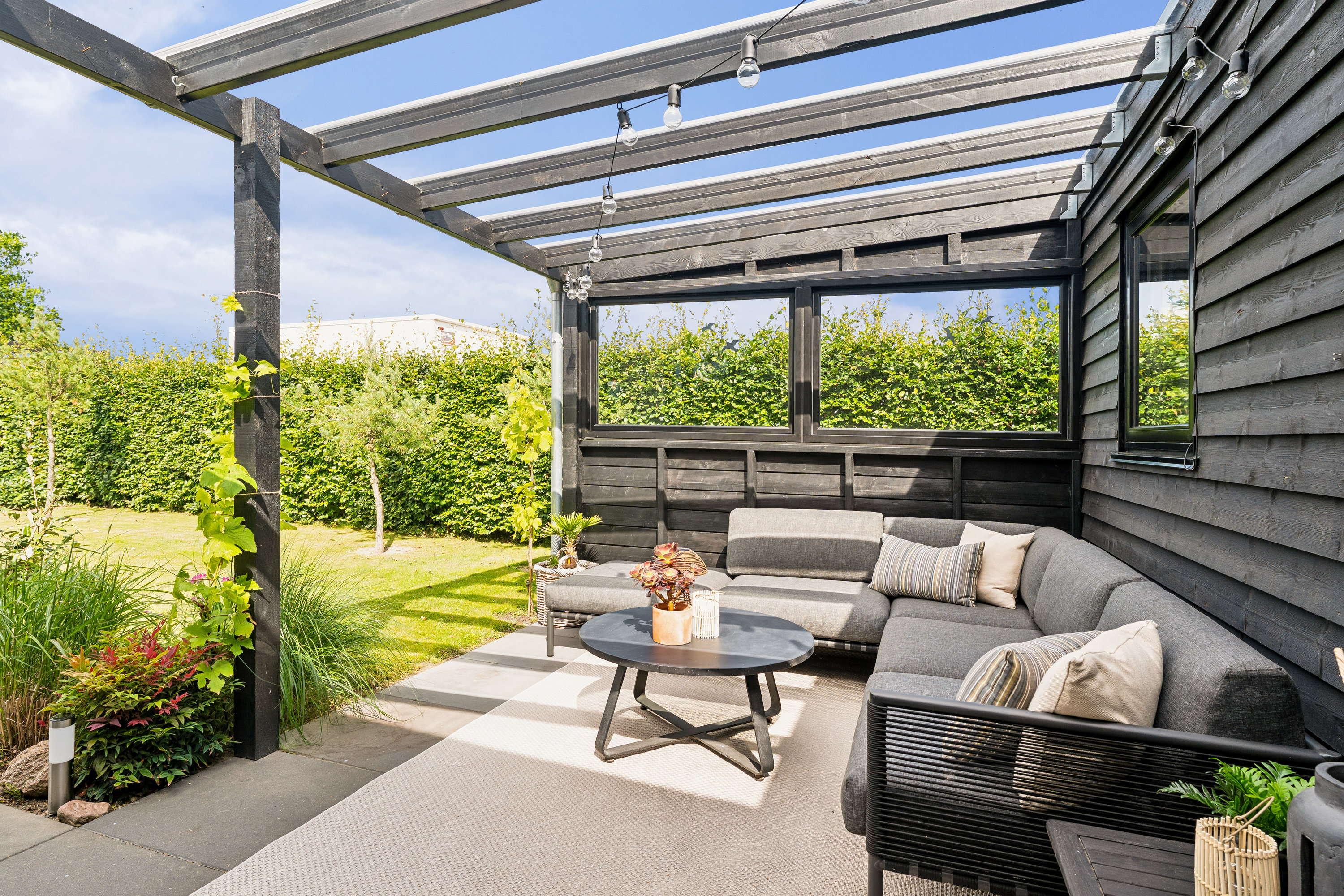 Fremhævet terrasse billede i fuldskærmstilstand. Billede af Mælkebøttevej 1, 8250 Egå