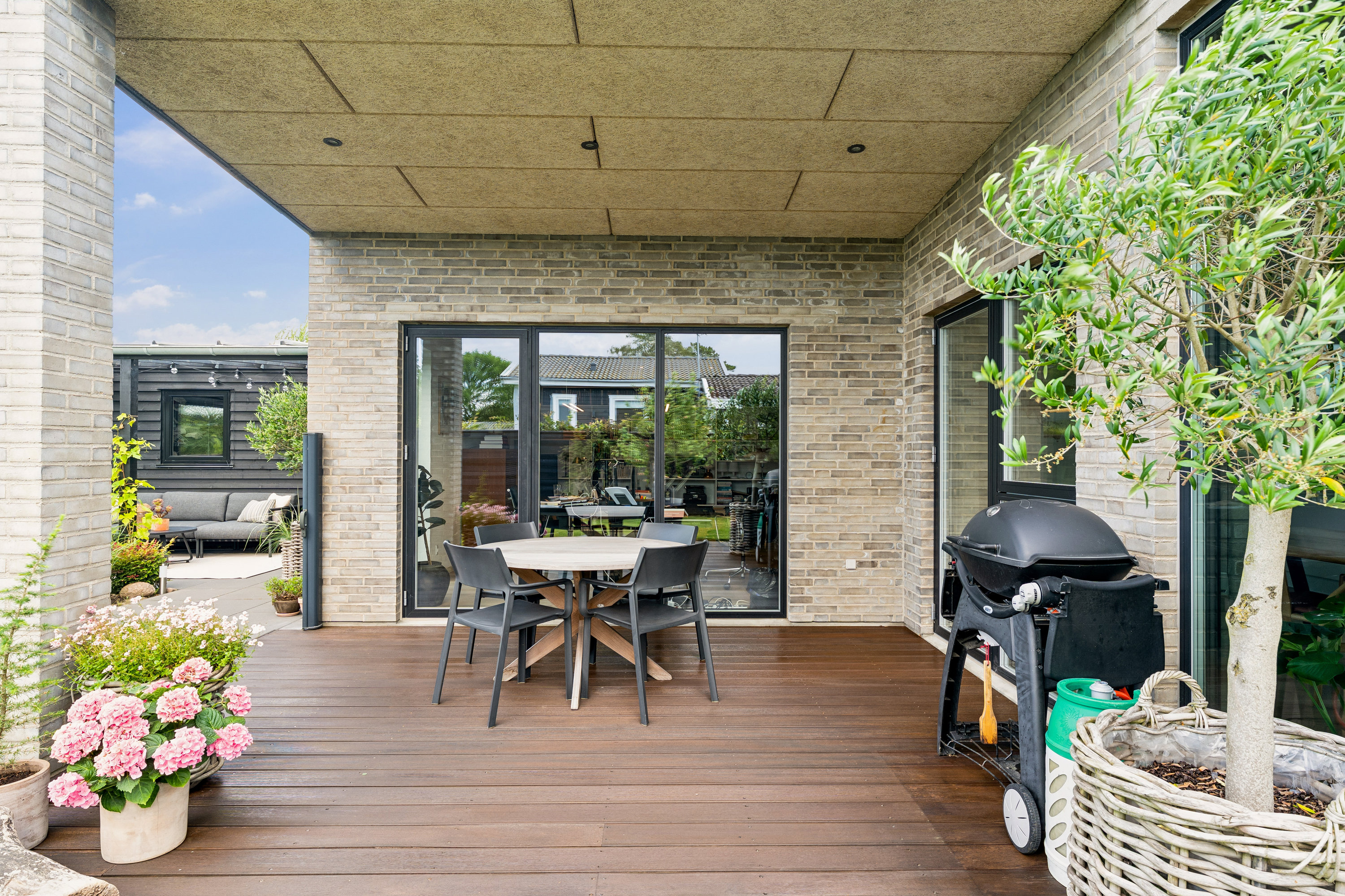 Fremhævet terrasse billede i fuldskærmstilstand. Billede af Mælkebøttevej 1, 8250 Egå